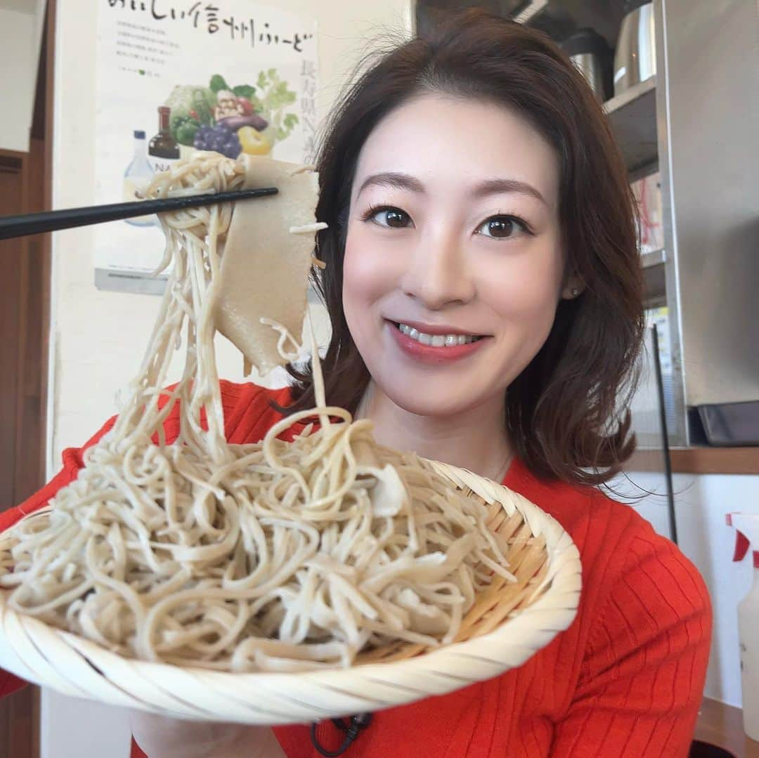 小宮山瑞季のインスタグラム：「この間食べたおそば🥢 よーくご覧下さい😎✨！ もりそばのなかに、極太のそばが！！！  こちらのおそば、なんと350円という激安そばなんです☺️💓  なぜ極太そばが？なぜこんなに安いの？ あすのみんなの信州でお伝えします★  物価高の中、安くお得に楽しめるスポットを 3つご紹介しますよ！！！  伊那市のパンの詰め合わせに、茅野市の半額専門店も！   #長野市  #激安そば  #信州そば  #はねだし屋  #極太麺  #そば  #soba  #安さ  #お得  #激安スポット  #パン  #日用品  #半額  #伊那市  #ina  #茅野市  #chino  #長野放送  #アナウンサー  #小宮山瑞季」