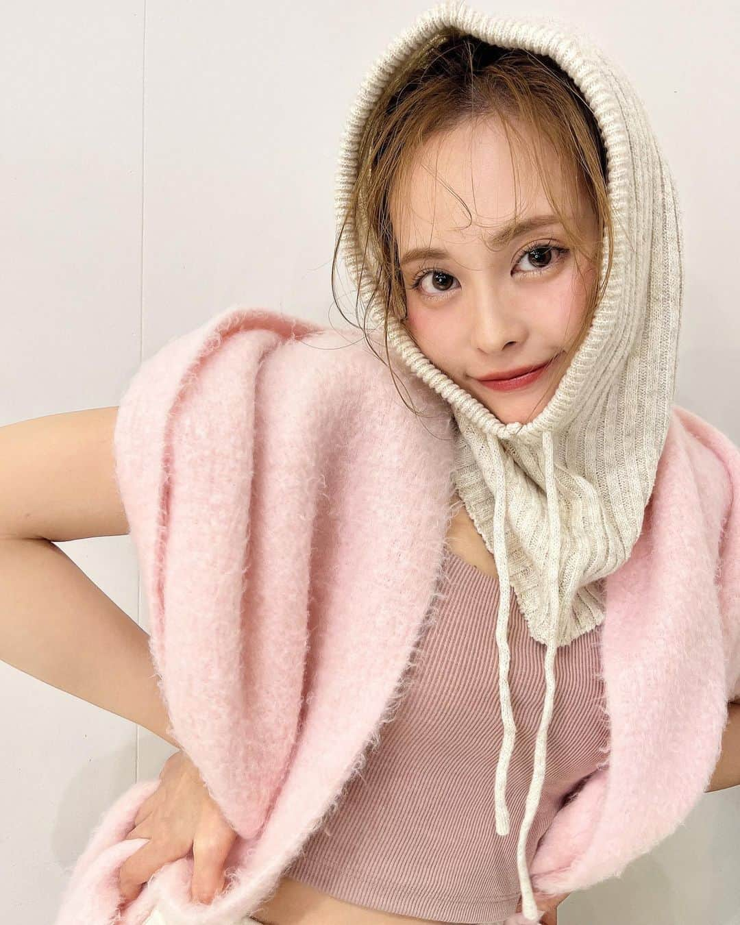 R E R Eのインスタグラム：「🎀  #マフラー 🧣 #バラクラバ フード  冬っぽく、やりたい事 いろいろ詰め過ぎた🤣🧣💕  バラクラバ、いろんな色 買ったんだけど 一度も使った事無いんだが どの使い方が正しいのか 誰か教えて🤣🤣🤣🖖🏻 . . . . . #撮影#浜松#浜松市#静岡#浜松エステ#美容#サロンモデル#撮影モデル#ヘアアレンジ#hair」