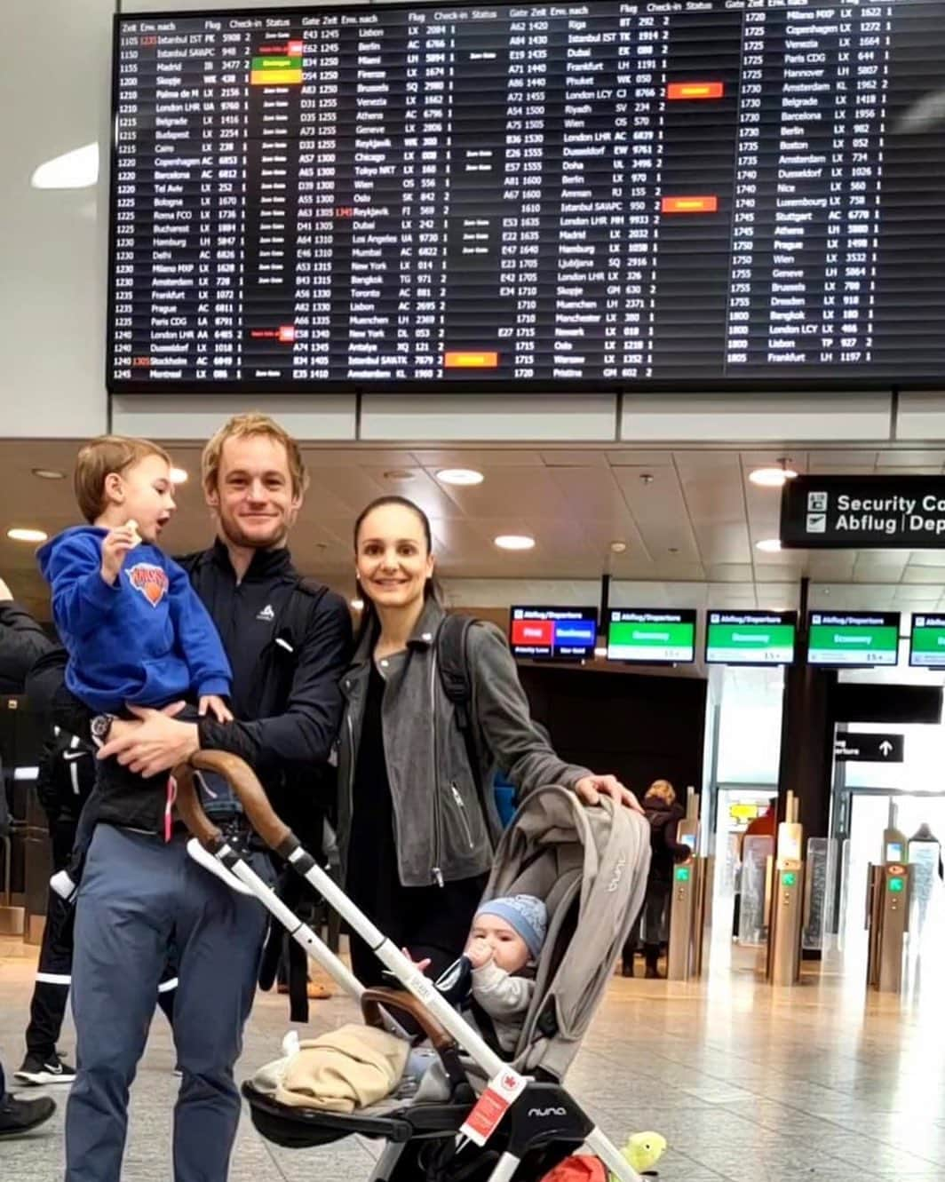 サラ・マイアーのインスタグラム：「Starting our biggest adventure as a family 😅 . We are joining Papi @janvberkel on a work trip 🏊‍♂️ 🚴 🏃‍♂️to New Zealand 🇳🇿 . Let‘s hope we are still smiling after the journey ✈️ around the globe 🌎🤞 . Thanks to our neighbours for looking after Max 🐈‍⬛ ☺️ . Bye bye 🇨🇭, see you in spring 🌿  #familytrip #newzealand #ironman #ironmantraining #travelling #travellingwithkids」