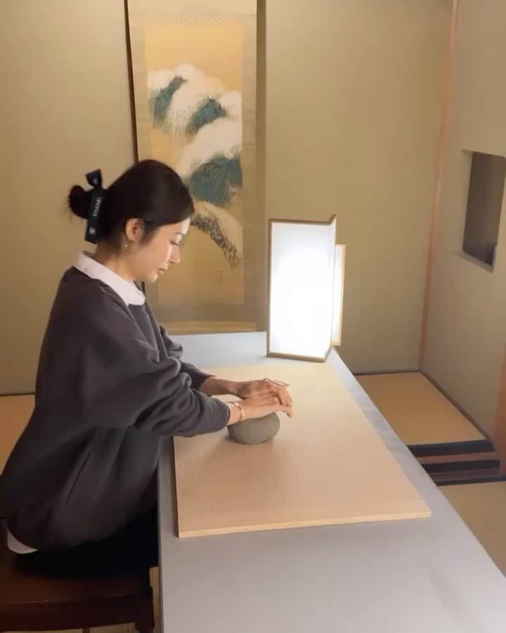 のインスタグラム：「陶芸教室　with @keiji_papa_   Getting in touch with my Japanese roots and culture   二重顎は無視してw  今回の作品は ハーブティーのお花🌸をイメージした器」