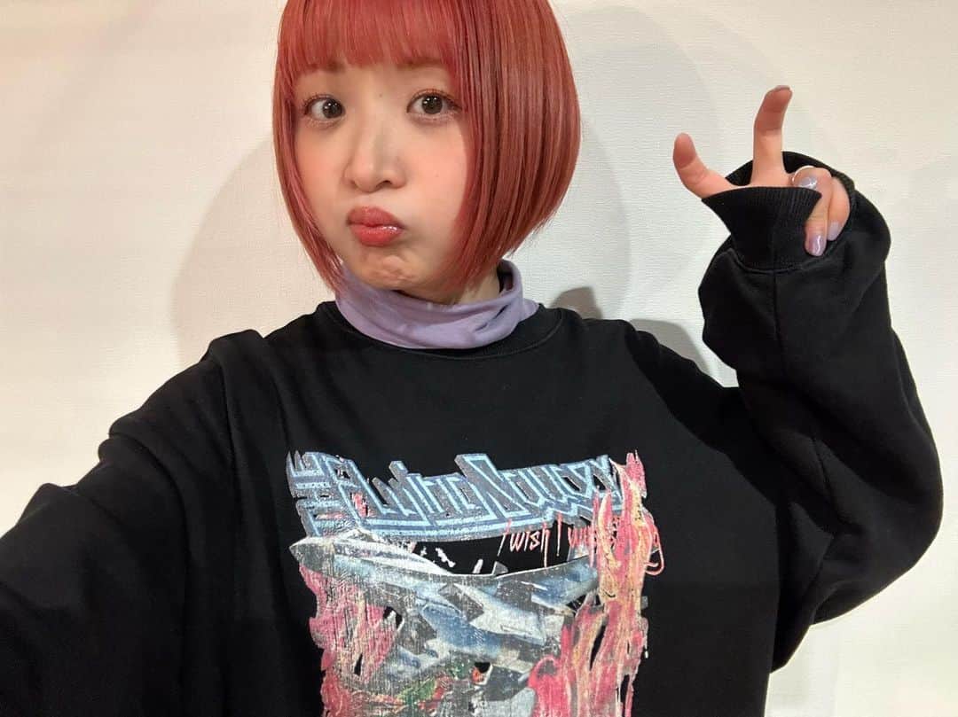都乃さんのインスタグラム写真 - (都乃Instagram)「Hair Done💇🏻‍♀️ 実は美容院行くの4ヶ月くらいぶりで、セルフカラーで生き延びてた色ムラおばけ👻だったのを、  恵比寿にあるastarの大矢さん（@astar_styleoya)さんが救済してくれた。。😭  コーラルピンクになりました💖  家帰ってきて自分で眉毛ブリーチしたのに、所定時間置いても全然まだ茶色。。💩なぜ。  自分の毛の強さに驚愕してる。笑 なのにこんな感じに色ムラなくできる大矢さん多分神の生まれ変わりだと思うすごい。。😳💭  #コーラルピンク #コーラルピンクヘア #ハイトーンヘア #コーラルピンクボブ #coralpinkhair #SATONO #TONO #astar」2月8日 20時54分 - tonomotono