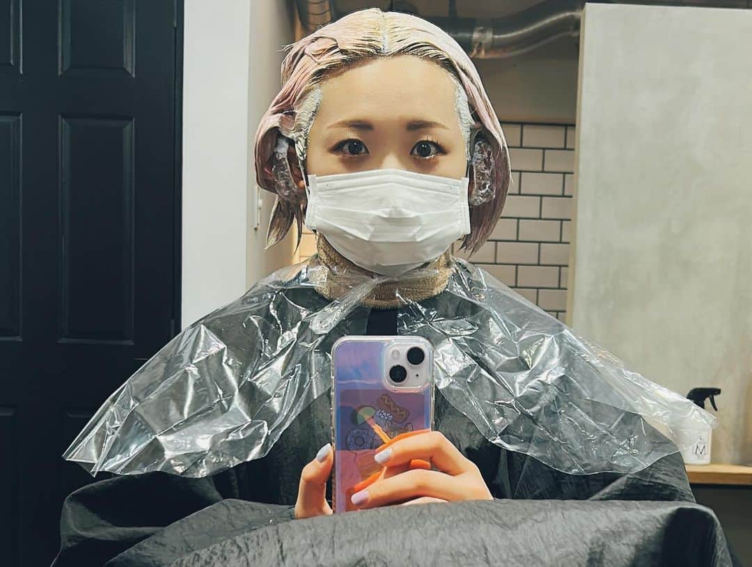 都乃さんのインスタグラム写真 - (都乃Instagram)「Hair Done💇🏻‍♀️ 実は美容院行くの4ヶ月くらいぶりで、セルフカラーで生き延びてた色ムラおばけ👻だったのを、  恵比寿にあるastarの大矢さん（@astar_styleoya)さんが救済してくれた。。😭  コーラルピンクになりました💖  家帰ってきて自分で眉毛ブリーチしたのに、所定時間置いても全然まだ茶色。。💩なぜ。  自分の毛の強さに驚愕してる。笑 なのにこんな感じに色ムラなくできる大矢さん多分神の生まれ変わりだと思うすごい。。😳💭  #コーラルピンク #コーラルピンクヘア #ハイトーンヘア #コーラルピンクボブ #coralpinkhair #SATONO #TONO #astar」2月8日 20時54分 - tonomotono