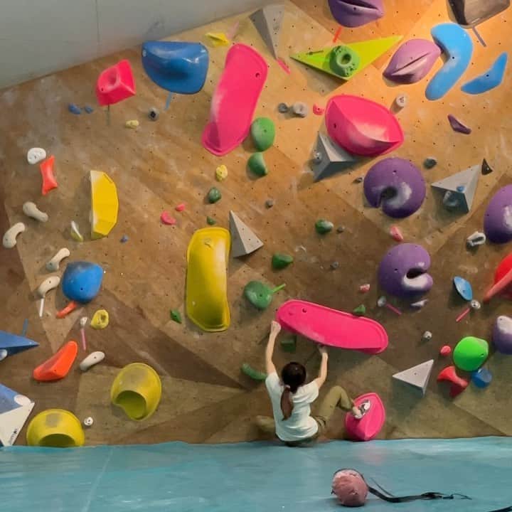 ホン・イン・リーのインスタグラム：「這兩年因為比賽到過俄羅斯、德國、義大利、奧地利、印尼、韓國、日本等地，都安然度過，沒想到在台灣還是難逃確診。 竟然就在過年前啊.. Orz 為了不影響他人，堅持轉陰才出門，幾乎每天都快篩，抱持著一條線的期待，卻一直受傷害，最後整個庫存用盡的最後一支，總算盼到了.. 而十天就這樣過了，出關已經是年後，最難過的是沒辦法爬🥲  （倒是追了很多劇😆） 這期間很認真的吃清冠一號，第四天開始居家訓練，感覺心肺功能沒有太大影響，但在打掃的時候赫然發覺怎麼沒有聞到味道😨  之後的每一天，進行嗅覺刺激，聞精油、清潔劑等味道，幸好、幸好，所有症狀都康復了。攀爬也漸進式的恢復狀態，回到正常訓練生活😇 #確診康復 #身體健康 #運動」