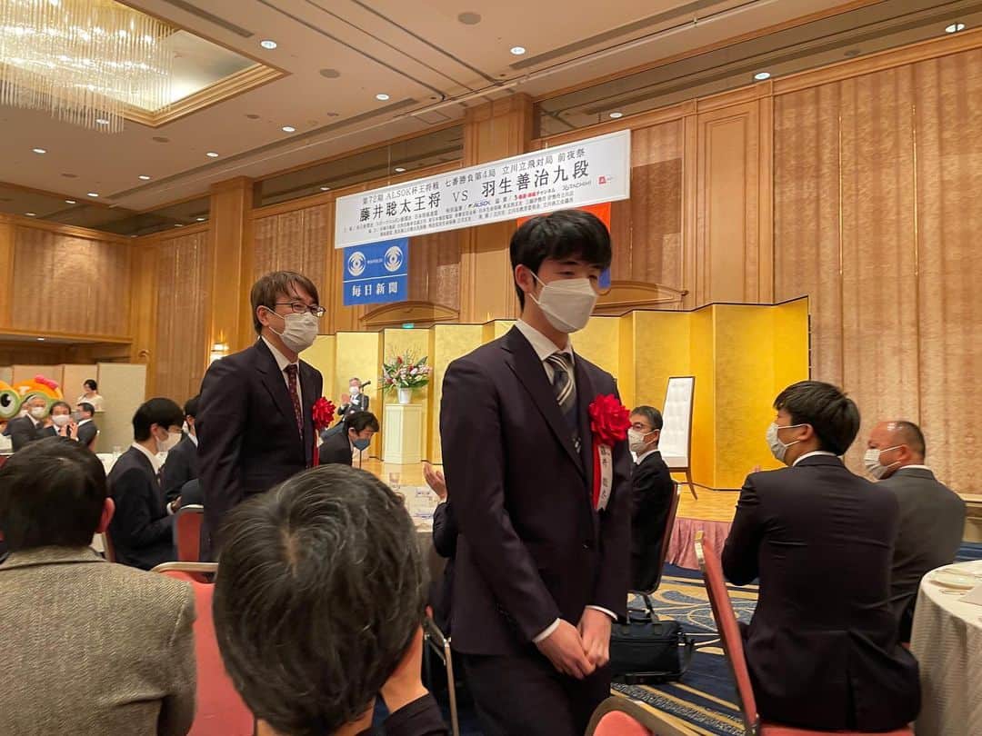 寺内ゆうきのインスタグラム：「第72期 #王将戦 第4局前夜祭 立川に行ってきました。 伝説のお二人は実在してました。 初めての前夜祭は緊張しました。  目の前を通る入退場 厳かなパーティー会場 会長の挨拶 花束をもらうお二人 コース料理 立ち会い人のトークショー 会長とお写真 立ち会い人森内九段と副立ち会い人佐々木大地七段とお写真 ご飯が出ると知らず腹ごしらえで食べてたスシロー」