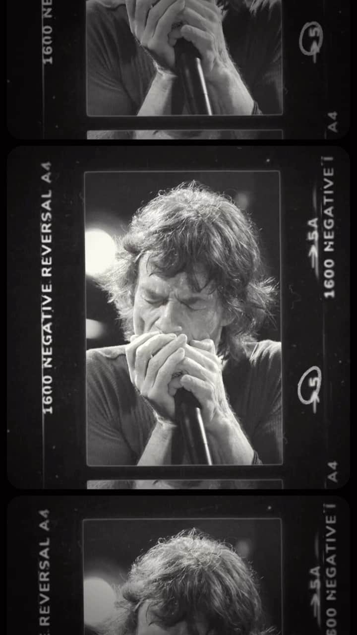 ミック・ジャガーのインスタグラム：「It’s been great to collaborate with Lee Oskar on this harmonica and hear your feedback! Link in the bio to find out more..  @whynowmusic @leeoskarharmonicas」