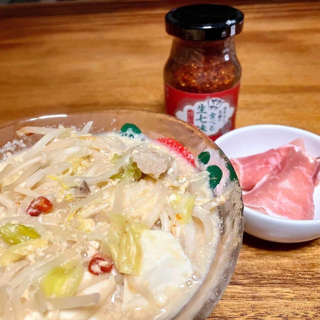 西野未姫のインスタグラム：「今日の夜ご飯❤️  ・豆乳スープご飯 ・生ハムチーズ  【豆乳スープ】 豆乳とお水を2:1くらいで入れて好きな野菜を入れて火が通るまで煮込む。（私はもやしキャベツきのこ） 豆板醤、にんにくチューブ、生姜チューブ、鶏がらスープの素、塩、鷹の爪を入れる。 最後に豆腐を入れて完成✨  #夜ご飯 #自炊 #スープレシピ #ヘルシースープ #生七味 #大好きすぎてなんでもかけちゃう #スープご飯にかけたら激うま #ちなみにご飯は十五穀米 #健康食」