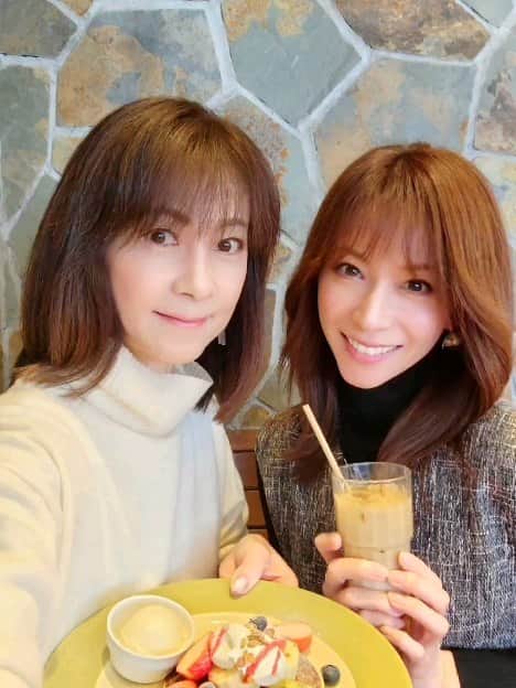 小野寺皐のインスタグラム：「今年初で皐ちゃん @satsukionodera とカフェ活☕♡ BEATNIK CAFE @beatnikcafe  で美味しいパンケーキ🥞と 美味しいコーヒー☕ で楽しい時間♪ 昼下がりの木漏れ日が綺麗なカフェでした  相変わらず可愛い妹(←いつもの妄想です💦)とお喋り尽きない… 今年もたくさんの一緒と たくさんの笑顔の時間を過ごそうね♪  #カフェ巡り  #カフェ  #カフェ好きな人と繋がりたい  #beatnikcafe  #モデル #小野寺皐 ちゃん #吉田和代 #現役31年 #アリスインワンダーランド #50thanniversary」