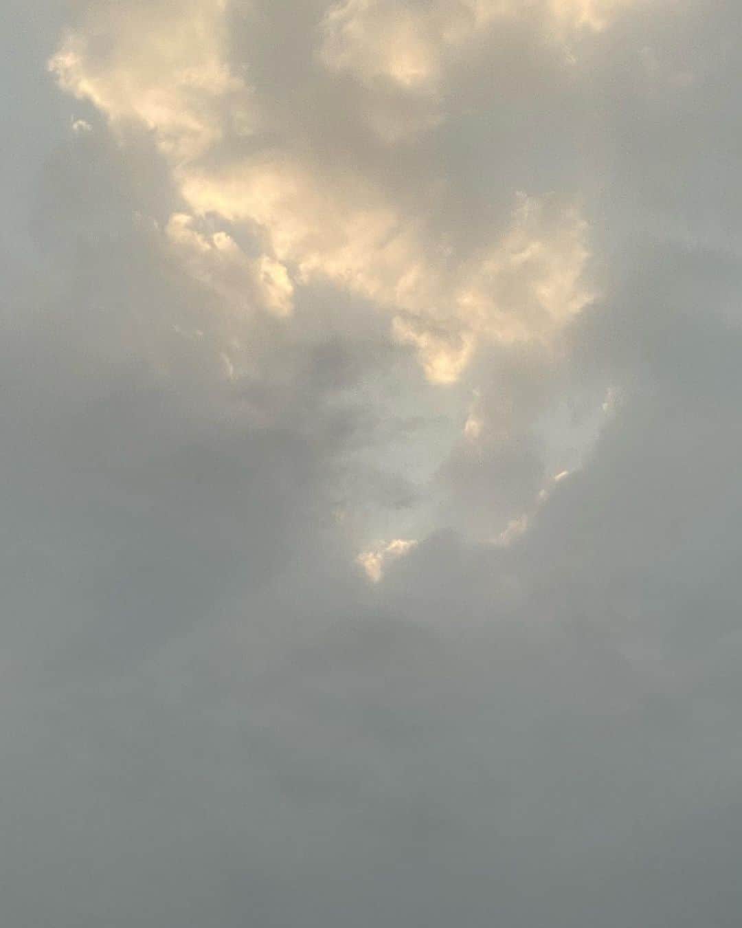 檜山沙耶さんのインスタグラム写真 - (檜山沙耶Instagram)「Every cloud has a silver lining.  雲の輪郭をなぞるように太陽の光がみえて綺麗でした🍀」2月8日 21時43分 - sayahiyama