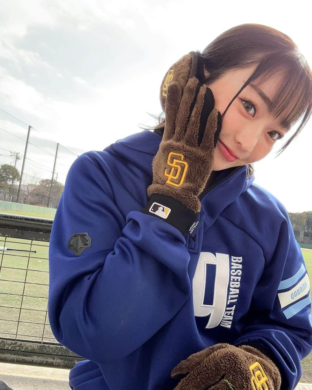 長崎望未のインスタグラム：「.  87スポーツで新調した パドレスシリーズ💛🤎  @87_sports  @87sports_yosuke   色合いが可愛くて可愛くて 愛媛行った時にげっちゅです🥺👍🏾  MLBのアパレルとかって ほんと可愛いの多くて😮‍💨🫶🏻 　  年始に韓国行った時に MLB専門店に小1時間くらい滞在して 　  日本にない物ばっかりやったけん 1人でテンション上がりまくって  隣見たお母さんがぐったり疲れて座ってて かなりの温度感に差があったの 思い出しました😂笑  結局まだ一度も被ってないけど 韓国でほぼほぼ鑑賞用の レッドソックスCAPげっちゅしました🤭笑  いつかどこかで被ろうね😂❤︎  #パドレス #サンディエゴパドレス #MLB」