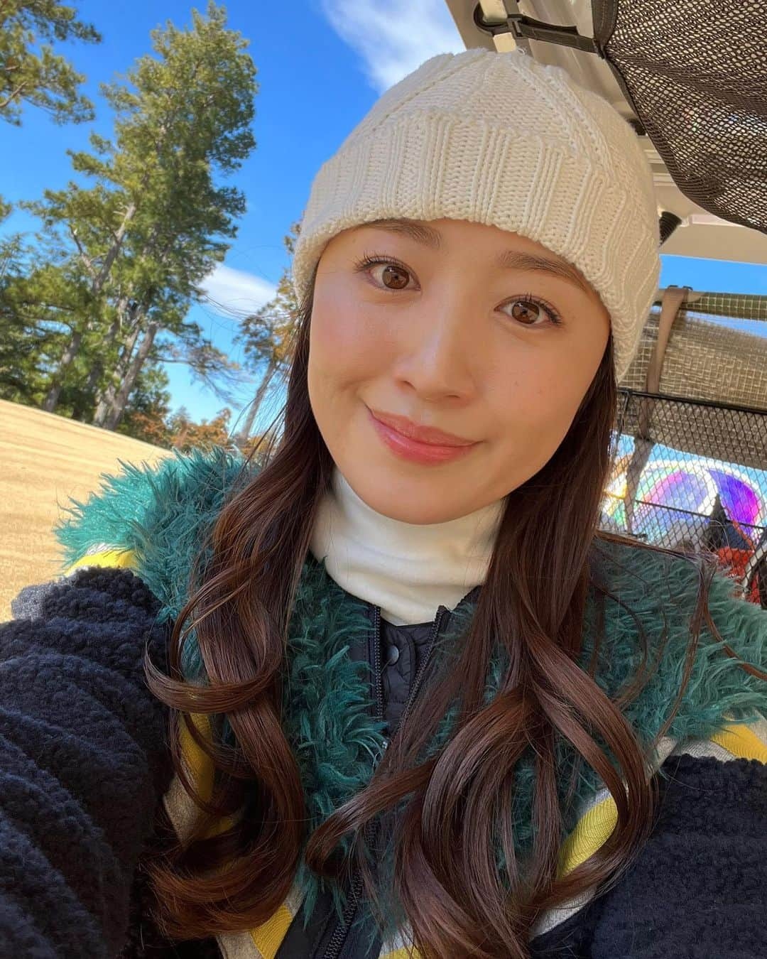 小山愛理のインスタグラム：「⁡ このあいだ久しぶりにゴルフに⛳️ 寒くて練習も行く気になれず、今年初めてクラブを握りました。。。笑 ⁡ 前日の雪が残っていてスタートも遅れ、午前中は一面真っ白⛄️ 天気が良かったのが救いでした😂 楽しかったな〜🤍 ⁡ ⁡ #ゴルフ#golf」