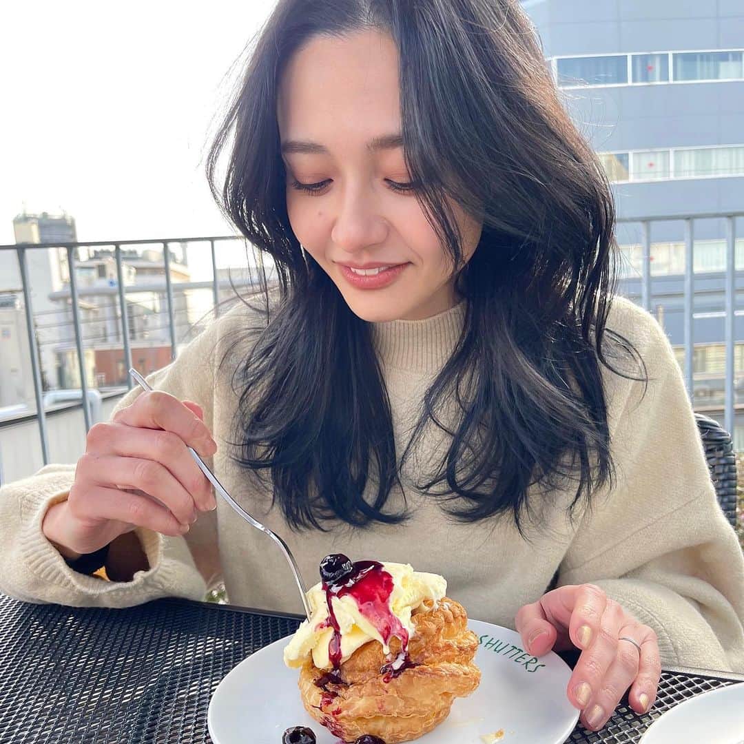 想乃さんのインスタグラム写真 - (想乃Instagram)「自由が丘でアップルパイとスペアリブ食べてめちゃ笑顔😬😬  ほろっほろに柔らかいスペアリブが美味しくて暴れて じゅわ〜っと温かいアップルパイに 冷たいバニラアイスが最高でまた暴れた🦍💞  東京駅にも新店舗オープンしたみたいだから 今度はそっちにも行ってみよ〜🐽  楽しい日曜日！！🫶🏻  #shutters #自由が丘 #自由が丘グルメ #シャッターズ #supported  #スペアリブ #アップルパイ」2月8日 21時40分 - sonoduly