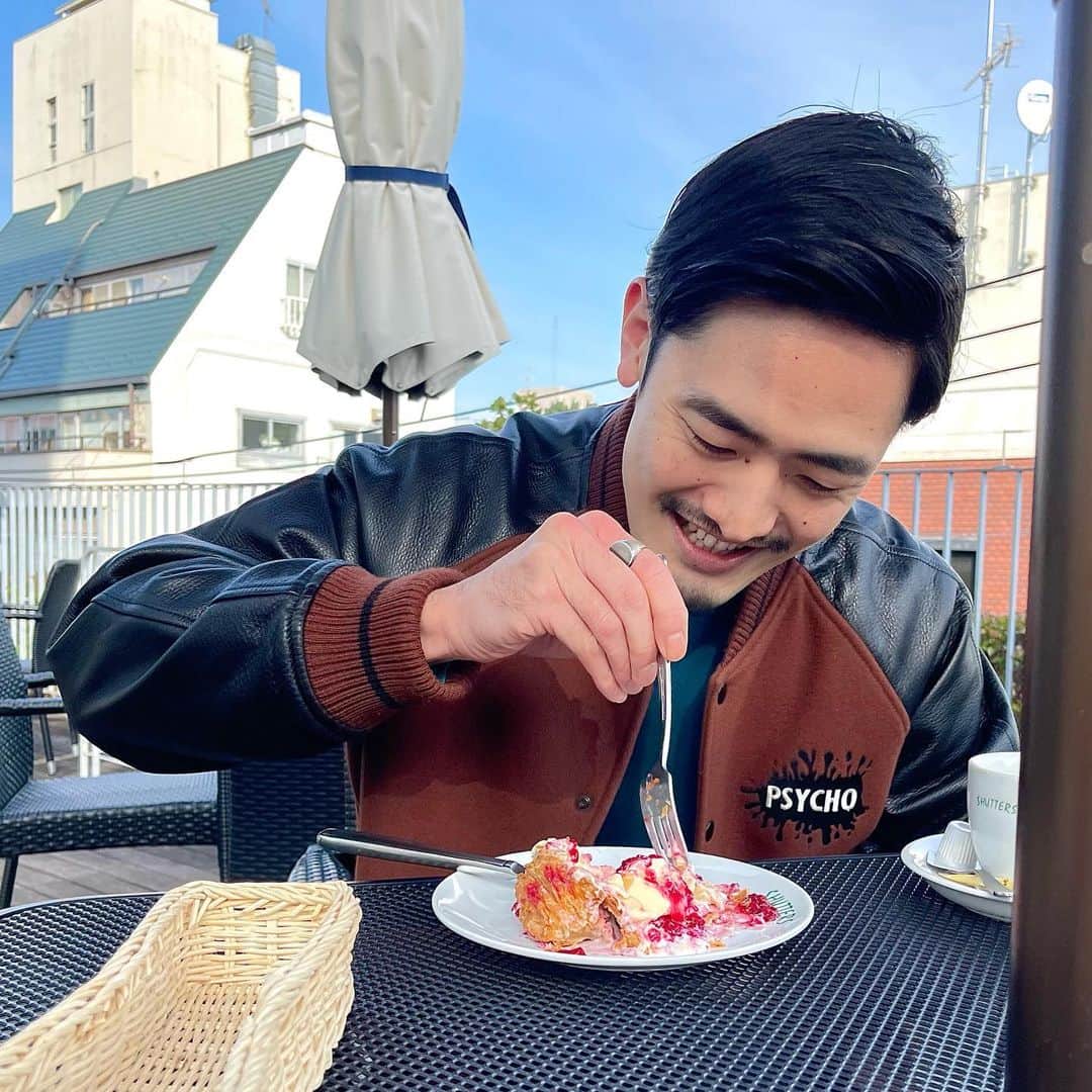 想乃さんのインスタグラム写真 - (想乃Instagram)「自由が丘でアップルパイとスペアリブ食べてめちゃ笑顔😬😬  ほろっほろに柔らかいスペアリブが美味しくて暴れて じゅわ〜っと温かいアップルパイに 冷たいバニラアイスが最高でまた暴れた🦍💞  東京駅にも新店舗オープンしたみたいだから 今度はそっちにも行ってみよ〜🐽  楽しい日曜日！！🫶🏻  #shutters #自由が丘 #自由が丘グルメ #シャッターズ #supported  #スペアリブ #アップルパイ」2月8日 21時40分 - sonoduly
