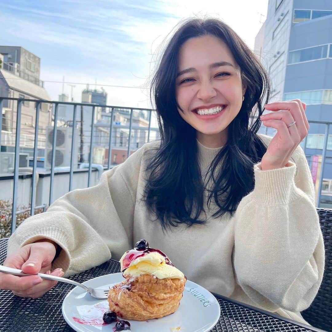 想乃のインスタグラム：「自由が丘でアップルパイとスペアリブ食べてめちゃ笑顔😬😬  ほろっほろに柔らかいスペアリブが美味しくて暴れて じゅわ〜っと温かいアップルパイに 冷たいバニラアイスが最高でまた暴れた🦍💞  東京駅にも新店舗オープンしたみたいだから 今度はそっちにも行ってみよ〜🐽  楽しい日曜日！！🫶🏻  #shutters #自由が丘 #自由が丘グルメ #シャッターズ #supported  #スペアリブ #アップルパイ」