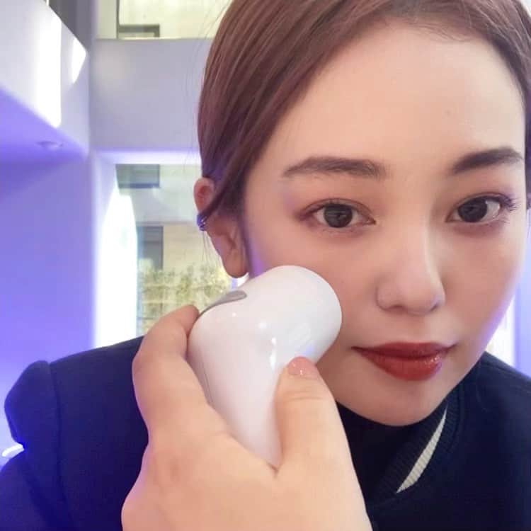 のインスタグラム：「青山のIPSAのお店で肌測定をやってもらいました🔵ちゃんと肌の測定をしてもらうの久しぶりだったから楽しかったー❣️  私はちょうど今、IPSAのリキッド（イプサ リキッド ファウンデイションe）を使ってるんですが、、 すごく好きな質感！薄ーくつくのに肌の色ムラ・毛穴がバランスよくカバーされて、乾燥しなくてツヤも続き、、と今のところ言うことなしの仕上がりと思ってます。去年、バズってたというのも納得。  肌測定の結果としては、私の肌タイプには、これからの季節はパウダータイプのもの（新発売したイプサ パウダー ファウンデイションe）も良さそうということで、こちらもお持ち帰り。  こっちの方がピタピタピターっとフィットして、サラサラの質感。毛穴もカバーしてくれて、擦れにも強い感じがしました。あと外出先でのお直しにはやっぱり便利。  3,4枚目の写真、顔の縦半分ずつ分けて使っています。向かって右顔がパウダー使用、左顔がリキッド使用です！  この肌測定、自分に合ったファウンデイションの色えらびだけでなく、リキッドなのかパウダーなのか、ファウンデイションのタイプまでぴったりのものを選んでくれるので、ベースメイク迷子になっている人いたら、行ってみてください！店頭だけでなく、公式サイトでも色えらびができるよ！  ※2/7～ファウンデイションを含む8,800円以上ご購入で、特製アイテムがもらえるそうです！   ・イプサ ザ・タイムR アクア（医薬部外品） 特製サイズ 30mL  ・メイク落とし 特製サイズ 3種から1品選択 ※店舗のみの実施となります、なくなり次第終了！ 豪華👀  気になった方は行ってみて下さい👐🏻  #IPSA #sponsored #ファンデーション  #イプサ #パウダーファンデーション #リキッドファンデーション」