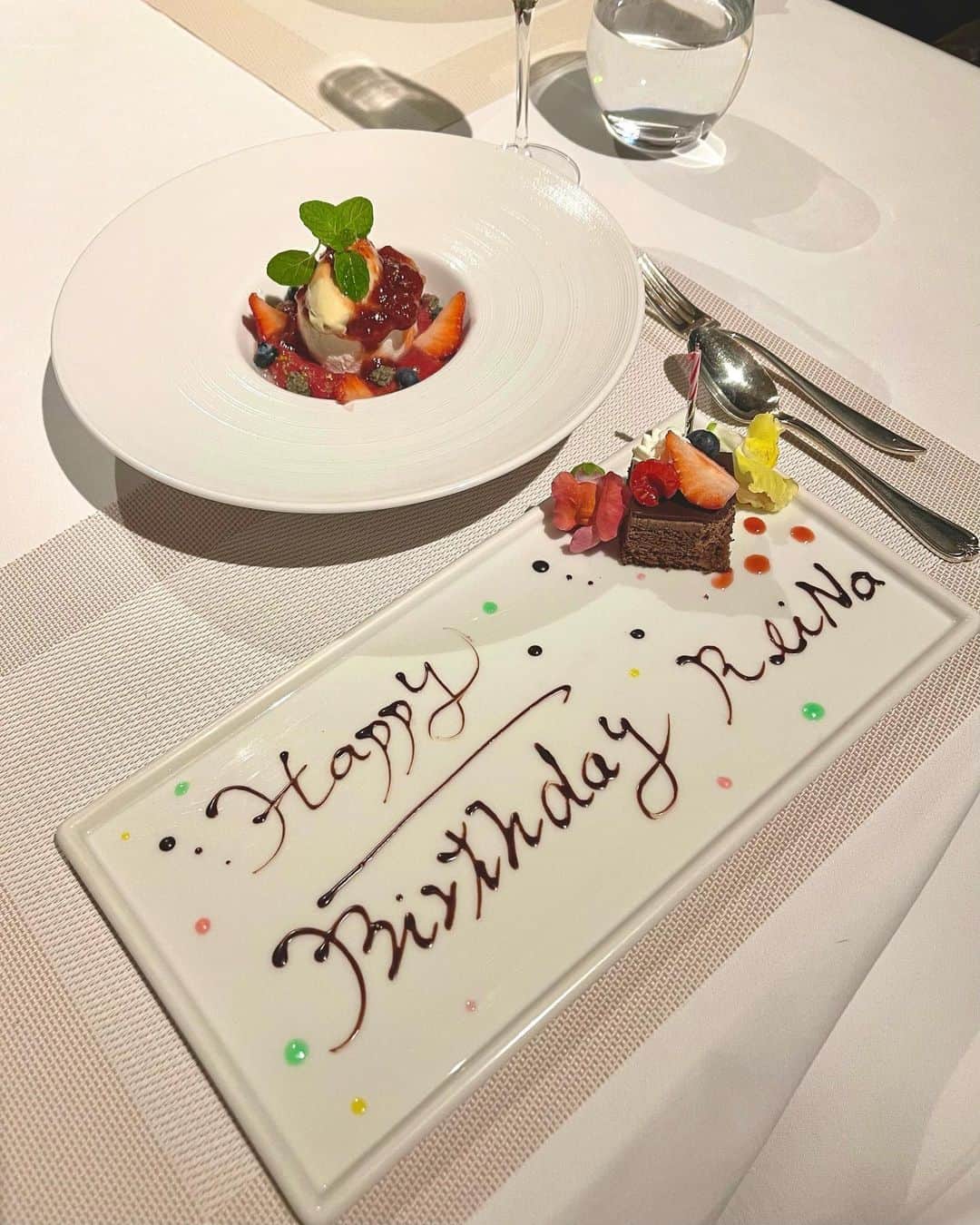 宮崎麗奈さんのインスタグラム写真 - (宮崎麗奈Instagram)「． 本日2月8日、誕生日を迎えました🎂♥️ ⁡ たくさんの方からメッセージ頂けて本当に嬉しいです！ これからもよろしくお願いします。 ⁡ 写真は、家族にお祝いしてもらった時の💐 ⁡ ⁡ ⁡ #誕生日」2月8日 21時55分 - reina_miyazaki