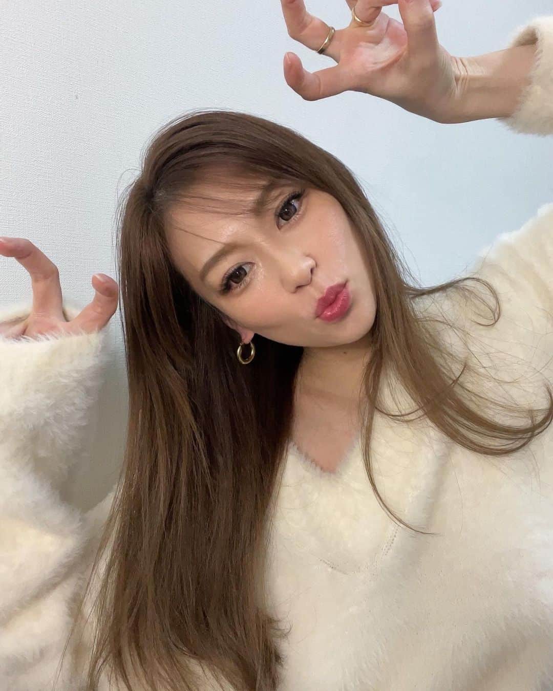 長谷川唯のインスタグラム：「・ ・ やっほほー💜💜#なにポーズ ・ ・ 先日 @sbeautyclinic へ行って @dr.y.yumi 先生に悩みを聞いてもらい、自分が合った美容法を聞いて、レブライトを受けたよ✨ シミや毛穴を改善したい人におススメ😌 ・ ・ 悩みは尽きないけど、今よりいいお肌になれるように✨アイチエイジングはしっかりとだね！！  ・ ・ #エスビューティークリニック #医療痩身 #アンチエイジング #肌質改善 #me #肌管理」