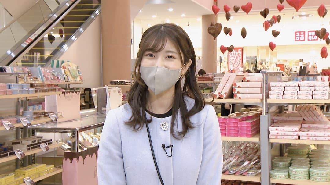 木村那津美のインスタグラム：「🍫 気がついたらもう2月…！  チョコレートの足音が聞こえてきますね！？  mixの毎日ぺろりの コーナーで おのサンバレンタイン2023をご紹介しました〜  今年のテーマはファミリーバレンタイン！ 小さい子向けのキャラクターデザインのチョコや、 大人でもグッとくるあのキャラ、 表紙買いならぬパッケージ買いしそうになる可愛いデザインのチョコなど盛りだくさんです。  チョコレートはちょっと、、、という方にはフルーツサンドイッチもおすすめ！  実はtys youtubeに載ってるので 見逃したーって方は そちらをご覧ください✨ ⬇︎⬇︎ https://youtu.be/eXi_4Jd3gu4  #おのサンバレンタイン2023 #芋けんぴのチョコレート #斬新だけど美味しかった  #バレンタイン取材のときは#失ショコさえこ系 #ファッション#木村那津美」
