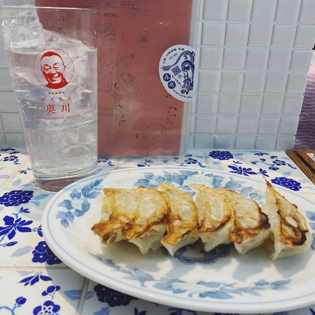 繁田梨世のインスタグラム：「天満橋で中華をサクッと食べた日🥟  . . 唐揚げって定期的に食べたくなる🤤レモンはかける派🙋‍♀️  . . #大阪#天満#夜#ふらり#立ち寄り#レモンサワー#餃子#小籠包#唐揚げ#飲屋街#奥川#中華」