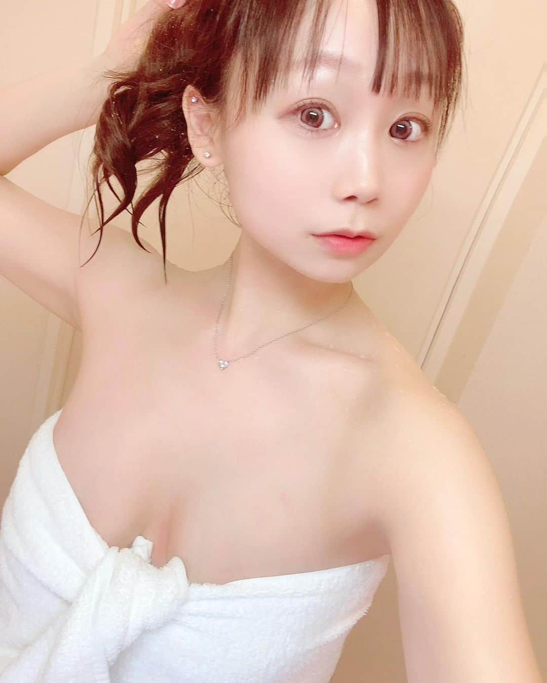 千咲まりさんのインスタグラム写真 - (千咲まりInstagram)「. 先に浴びてきちゃった🛁🚿 前髪の調子悪い😇笑  お風呂上がりは大体肩濡れてる人です。  ※なかなかコメント返しできてなくてごめんね。 少しずつしていきます！💌💭」2月8日 22時21分 - marilyn_ooguikoakuma