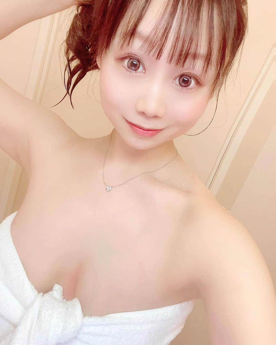 千咲まりさんのインスタグラム写真 - (千咲まりInstagram)「. 先に浴びてきちゃった🛁🚿 前髪の調子悪い😇笑  お風呂上がりは大体肩濡れてる人です。  ※なかなかコメント返しできてなくてごめんね。 少しずつしていきます！💌💭」2月8日 22時21分 - marilyn_ooguikoakuma