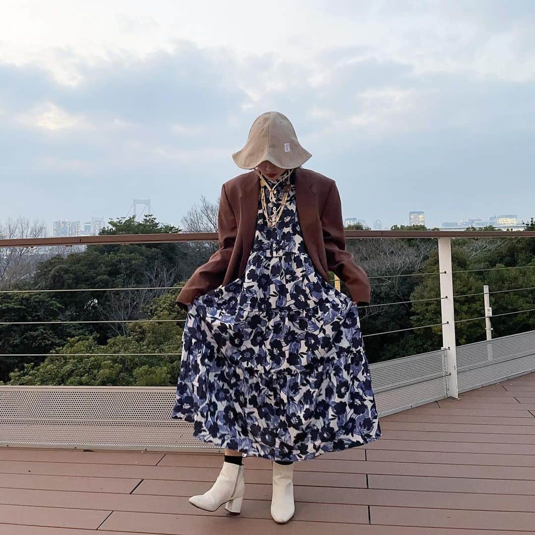 RINのインスタグラム：「ORFEOの店内もどんどん春物が増えて行くから、気持ちはもう春だよね〜🌸🥱 薄手の物を重ね着できる時期になって欲しいし、暖かくなってくるからそろそろ帽子欲が出てくる🤔 リム太いメガネも欲しいし春仕様にどんどんしていかな〜〜〜🌸🌸」