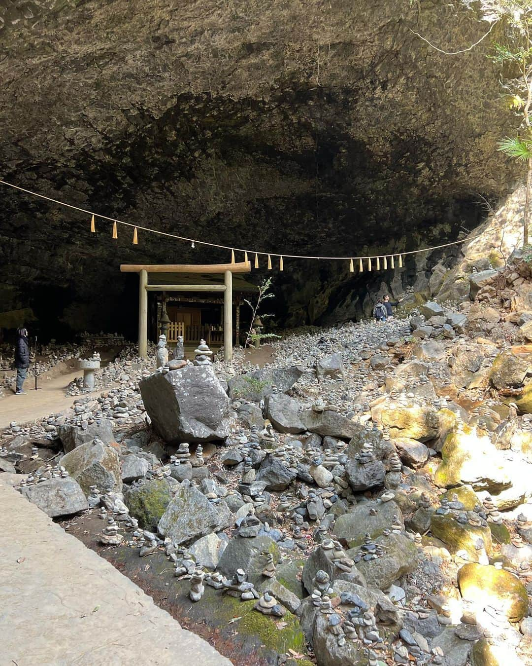 青山恭子のインスタグラム：「. 高千穂峡から移動して…🚙💨 . 天岩戸神社から川沿いの遊歩道を500mほど川上に歩いた先に…👟👟👟 天照大御神が岩戸に隠れ、暗黒の世界となってしまったことに困った八百万の神々が、集まって相談したと伝わる場所「天安河原」があります。 . ここもかなりのパワースポット！ 高千穂峡とはまた違った、神秘的で厳かな雰囲気✨ . 願い事をしながら石を積むと願いが叶うと言われているようで… かなりの数の石が積まれていて 余ってる石が1つもないっ😂 皆さん、たくさんお願い事をされてるんですね…🙏 . . . #天安河原 #天岩戸神社 #天照大御神 #パワースポット #神秘的 #厳かな雰囲気」