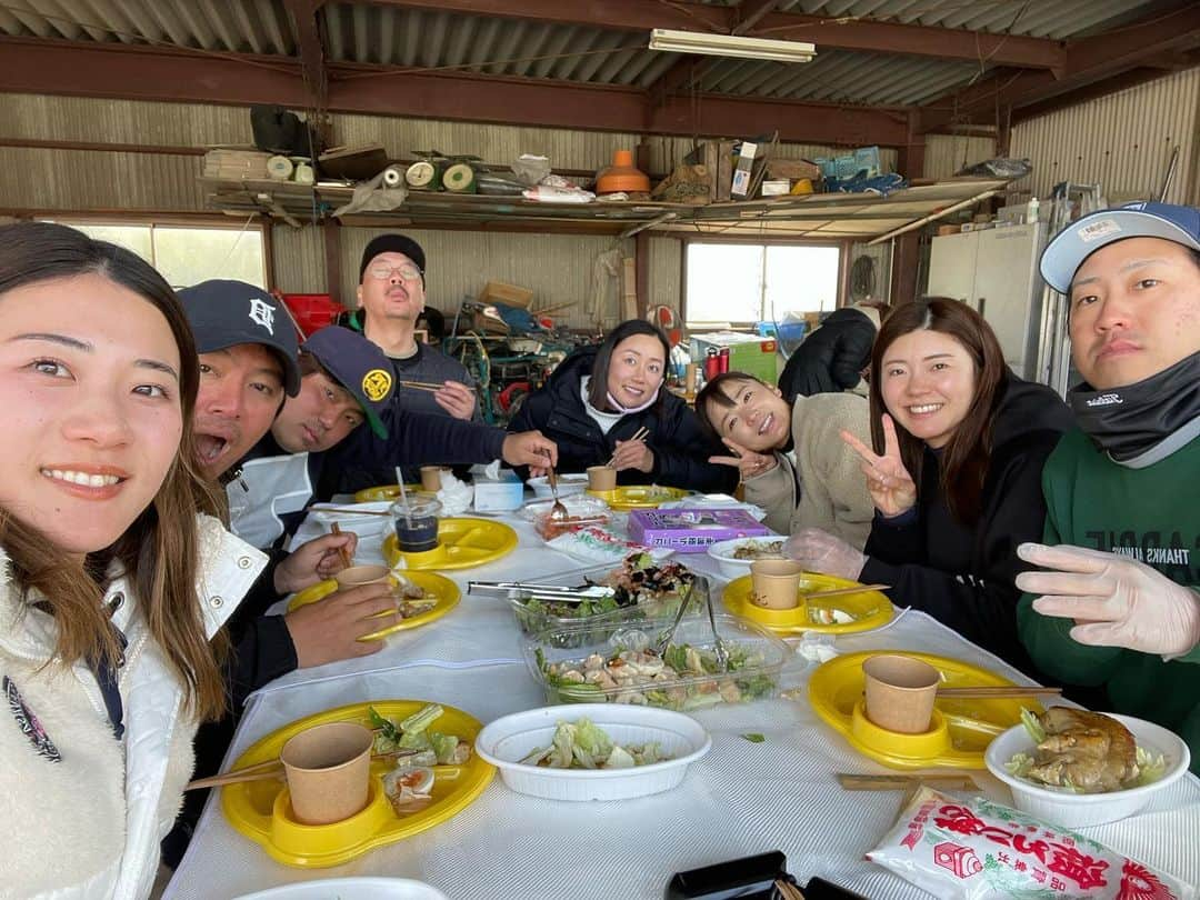 山口すず夏さんのインスタグラム写真 - (山口すず夏Instagram)「・ 今年も熊本合宿に参加させてもらいました！ 毎日練習後に食べられる東家さんのお母さんのご飯が美味しすぎて ちょっと太った気がするけど、 沢山の栄養と愛が詰まってて 幸せな1週間でした🤍 ・ 森さんに沢山教えてもらいながら 毎日毎日新しい課題が見つかり、 でも少しずつ良くなってきてて 去年は全くなかった良かった時の感覚がいま少しずつ戻ってきて 最近はゴルフがすごく楽しいです✨☺️ ・ そして今年は智恵さんプレゼンツの 餅つき大会がありました😂 餅つき大会だと思ってラウンド終わってから皆で行ったら、 餅つきする前に豚足まで揚げてくれていて、豚足を2個食べてから つきたてのお餅を数え切れないくらい沢山食べちゃいましたが、 餅つきで沢山カラダを動かしたので 0カロリーだと思っています。😌 ・ そんなこんなでとても充実した 1週間を過ごすことができました！ 来月から始まる試合に向けて 頑張ります🔥🔥 ・ #熊本合宿 #東家商店 #東家さんと琴音さんほんとに仲良し #まるで兄妹 #森さんは毎日琴音さんが目覚ましになり #目覚めが良かったのか起きて一言目は毎日 #ありがとう #でした #母ちゃんもありがとう #またがんばる〜」2月23日 18時22分 - suzuka.yamaguchi