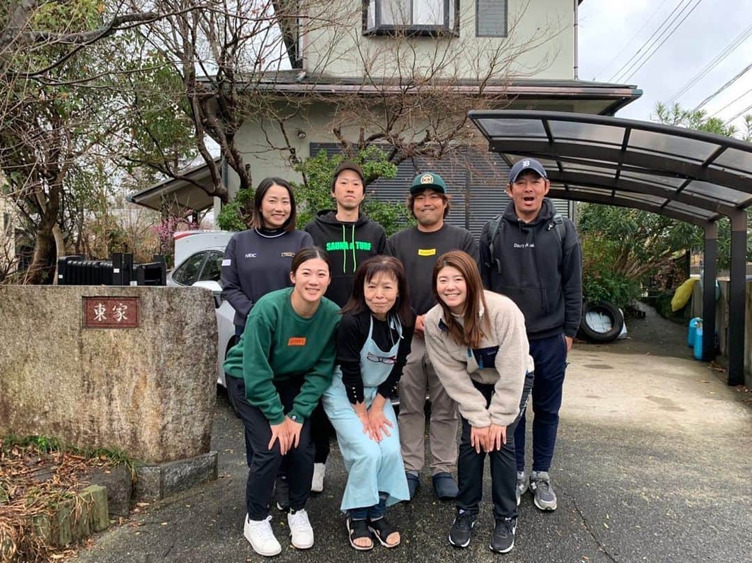山口すず夏のインスタグラム：「・ 今年も熊本合宿に参加させてもらいました！ 毎日練習後に食べられる東家さんのお母さんのご飯が美味しすぎて ちょっと太った気がするけど、 沢山の栄養と愛が詰まってて 幸せな1週間でした🤍 ・ 森さんに沢山教えてもらいながら 毎日毎日新しい課題が見つかり、 でも少しずつ良くなってきてて 去年は全くなかった良かった時の感覚がいま少しずつ戻ってきて 最近はゴルフがすごく楽しいです✨☺️ ・ そして今年は智恵さんプレゼンツの 餅つき大会がありました😂 餅つき大会だと思ってラウンド終わってから皆で行ったら、 餅つきする前に豚足まで揚げてくれていて、豚足を2個食べてから つきたてのお餅を数え切れないくらい沢山食べちゃいましたが、 餅つきで沢山カラダを動かしたので 0カロリーだと思っています。😌 ・ そんなこんなでとても充実した 1週間を過ごすことができました！ 来月から始まる試合に向けて 頑張ります🔥🔥 ・ #熊本合宿 #東家商店 #東家さんと琴音さんほんとに仲良し #まるで兄妹 #森さんは毎日琴音さんが目覚ましになり #目覚めが良かったのか起きて一言目は毎日 #ありがとう #でした #母ちゃんもありがとう #またがんばる〜」