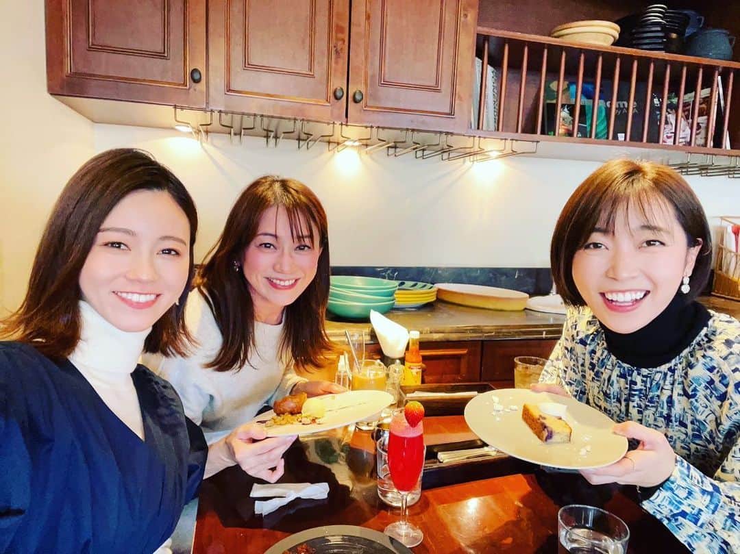 大隅智子のインスタグラム：「仙台でまゆちゃんとなるちゃんと集合！ かつて一緒に働いていた仲間です。 懐かしい話や近況報告をしたりして、楽しいひとときでした！ #仙台　#女子会」