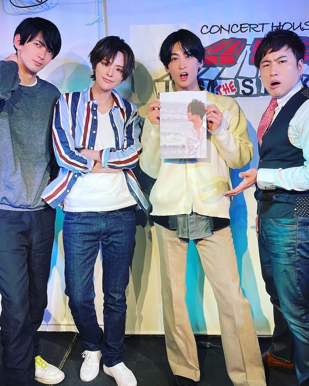 藤岡信昭さんのインスタグラム写真 - (藤岡信昭Instagram)「生誕祭@横浜 二部メンバー MC グッド良平さん ゲスト　びぃと。さん、野瀬英誉さん  内容　 ・トーク企画 ・力合わせてクリアしようゲーム  よくある流れ、って、 最初本人をいじって、最後良いこと言ってまとめるパターンじゃないですか。  逆でしたよ、逆。最初2人がベタ褒めしてくれるから怖い気はしたんだけど、案の上でした。笑  これからは野瀬さんの大好物のホッケを全部食べないようにします！ 完全に「泥棒」のレッテルを貼られたなー、と思いましたが、しっかり最後びぃとがかっさらってくれました。笑  グラブルも勿論、自分たちでもこれからも色々挑戦していきます！！  #富士岡青 #生誕祭 #横浜 #jamsecond  #写真集 #portrait #グラブル #四騎士 #涼平の代わりは良平さんがしっかりと？」2月23日 17時16分 - ao_fuji02