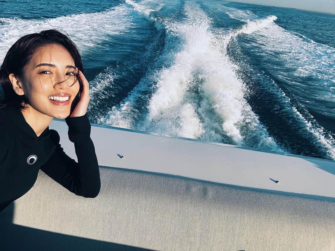 のインスタグラム：「🛥🌊🤍 撮影たのしかったー！寒かったけどー！ でもいい写真撮れてうれしぃー！！😆 今日は私が十代の頃からよくお世話になっていたスタッフのみなさまとまた一緒に楽しくお仕事できて嬉しいなぁ幸せだなぁと感じた一日でした。♪  なんか、この写真 巨大な人が海に浮いてるみたいじゃないですか？😳🤭」
