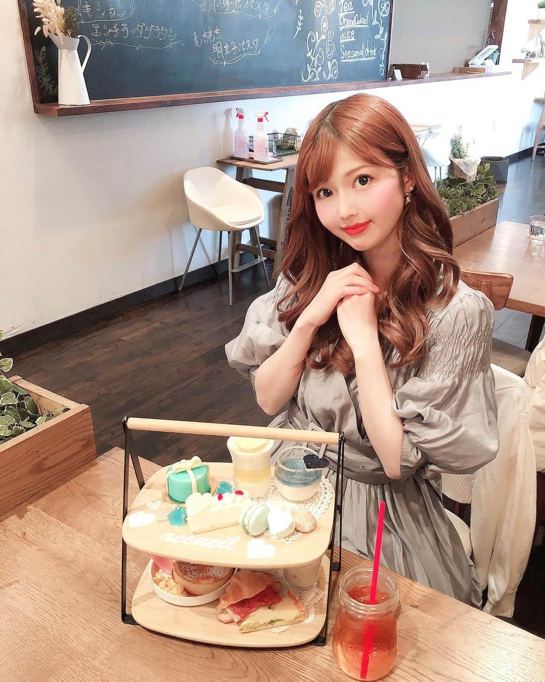 松尾友加里のインスタグラム：「こんにちは🫶🏻💕  お久しぶりのアフヌン☕️🧁 herliptoのお気に入りワンピ👗 を着てお出かけ🌸🧸  ❤︎👗➡︎@herlipto   恵比寿にある人気のお店へ🚪  @accueil_ebisu_official   とっても可愛い内装で 気分もすっかり春気分だぁ🌸💕  シンデレラドレス着てきて 良かった👗♥️  _ _ _ _ _ ❤︎_ _ _ _ _ #こんにちは  #アフヌン  #herlipto  #エアリーワンピ  #herliptoコーデ  #accueil  #可愛いものが好き」