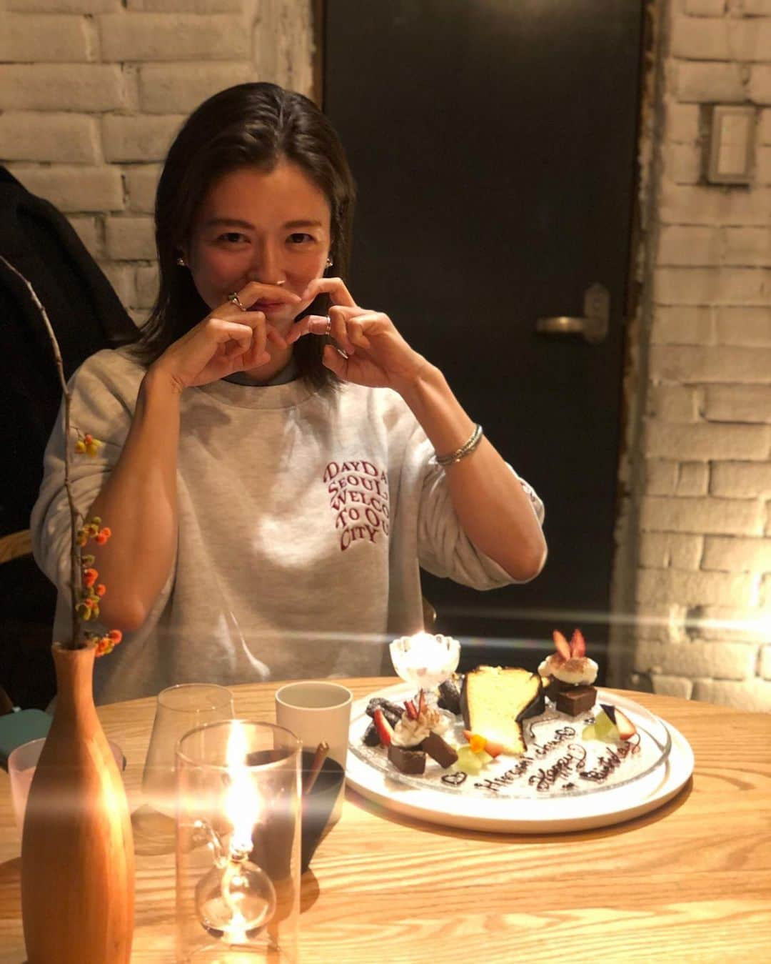 岩崎裕美のインスタグラム：「2022.12  この数年のお誕生日が撮影出張三昧な上に、 去年はダンスリハも重なっていつの間にか終わってる。  師走に産まれたのでそんなもんですよね🧑‍🦲  そんな誰もが忙しい時なのに、 お祝いしてくれた方々みんなに感謝だなぁ。  ありがとう❤︎  ＿＿＿＿＿＿＿＿＿  #oto #overtheover #namba #osaka #大阪グルメ #大阪観光 #大阪ディナー #大阪ディナーコース #コース料理 #関西グルメ #関西ディナー #なんばグルメ #なんば #なんば飲み #なんばディナー #難波グルメ #難波 #難波ディナー #女子会 #女子会ディナー #お誕生日 #お誕生日プレート #誕生日プレート」