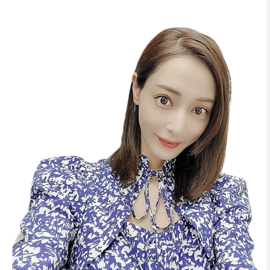のインスタグラム：「DVD『見つめて欲しい』のイベントの時に着てた衣裳の問い合わせが多数あったので…♡ . ・ワンピース…@snidel_official   ・パンプス…@orientaltraffic_official  . SNIDELのSALEで見つけて、ポイントも使ったので半額で購入できました🤭 色もキレイで形もウエストを絞れるので着痩せするからラインがキレイです✨ まだ売ってるかもしれないので是非…💙 . #イベント衣裳 #衣裳 #自前 #ワンピース #スナイデル #スナイデルワンピース #パンプス #オリエンタルトラフィック #コーディネート #コーデ #ファッション #ファッションコーデ #event #eventcostume #outfit #ootd #own #onepiece #onepiececode #snidel #snidelワンピース #pumps #orientaltraffic #coordinate #code #fashon #fashonstyle #fashonstagram #outfitpost #ootdfashion」