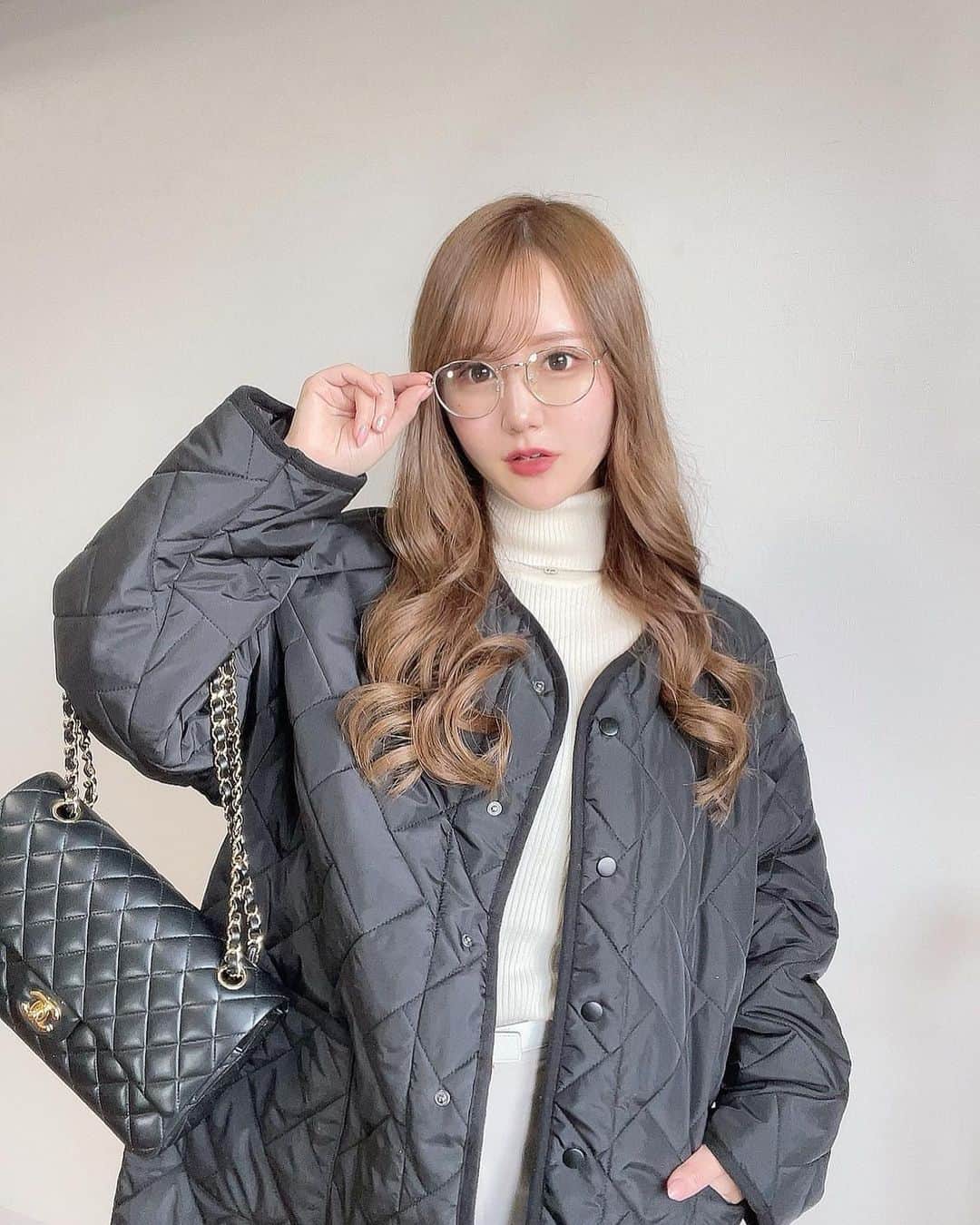 のインスタグラム：「.  ZOZOTOWNとのタイアップ投稿❤︎  1.2枚目は @momentplus.official  のキルティングコート♡  超プチプラで合わせやすい！ これから季節にもぴったり◎  3枚目 @heather_love_official  のフェザーカーディガン 白でふわふわなのでフェミニンで デート服にピッタリだと思う♡ 💪  4枚目 @apres_jour  の柄シアートップス 透け感がおしゃれなトップス モード系でクールに決まる一枚♡  5枚目 @apres_jour のシアーラッフルブラウス 春にも着れそうな軽い着心地！ 全面についたフリルがとっても可愛い！体型もカバーしてくれるよ笑  6枚目 @niceclaup_official_ の 前後ツーウェイフリルブラウス なんとこれは前後ツーウェイで きれるの♡ダルメシアン柄風 がめっちゃかわいい♪  商品の到着まですごくスピーディーで楽ちんでお買い物できたよ💪❣️ しかも初回は2000円引き❣️！！  @zozotown_girl にもたくさん色んなコーデも載ってるから是非ふぉろーしてみてね❣️  #ZOZOTOWN #ZOZOTOWN購入品 #ZOZO活 #PR」