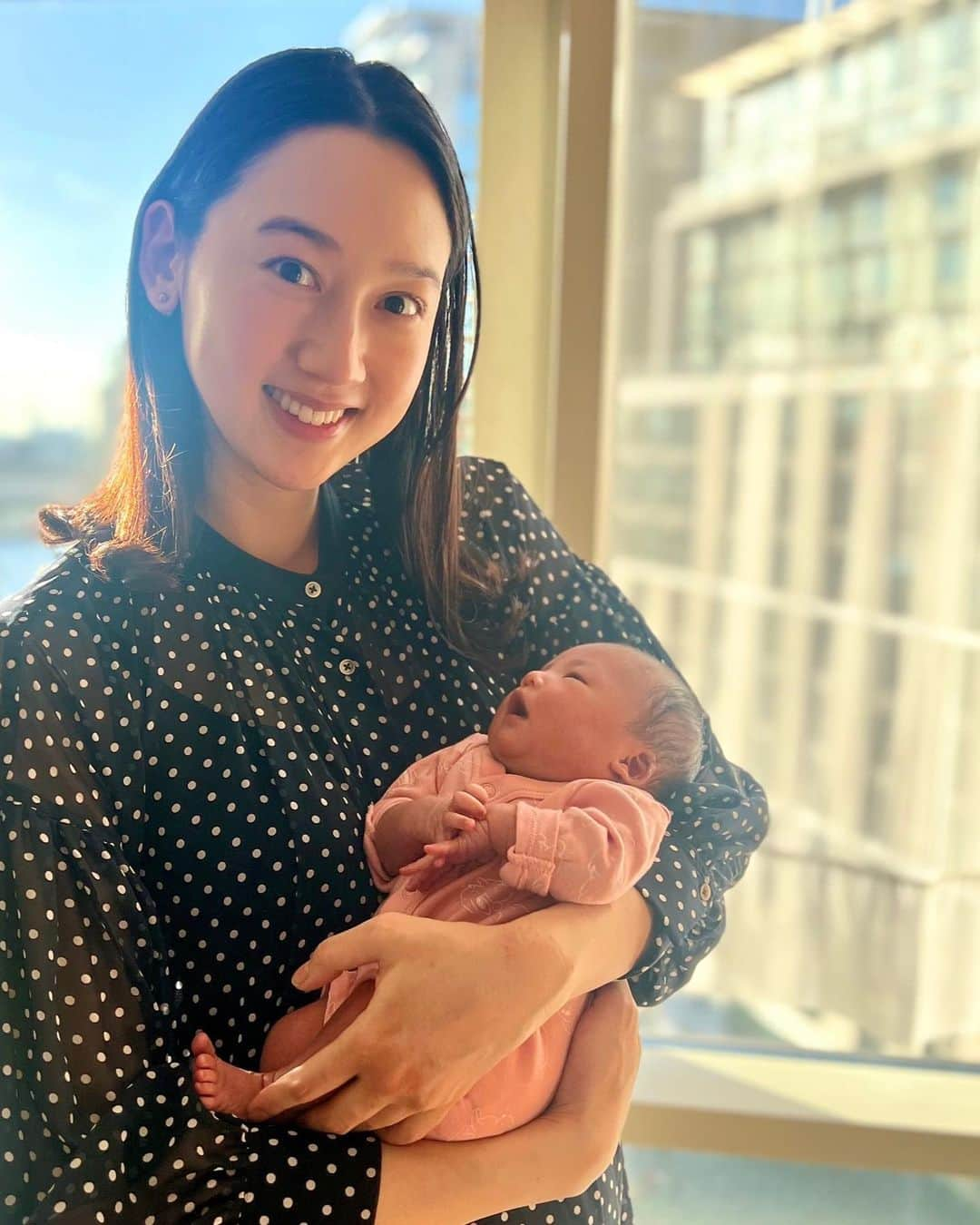 松原汐織のインスタグラム：「Thank you to all my friends and followers who gave me lovely comments❤️ My daughter was over 7 days old. My family celebrated her birth in a Japanese ceremony “Oshichiya”. We wished her healthy growth and happy life😍 ・ ・ 沢山のお祝いコメントを有難うございました❣️ そして、体外受精についても経験者やこれから挑戦したいと思っている友達やフォロワーさんから「周りに言えずに辛かった」と連絡をいただいたことで、私も勇気を出して書いて良かったと心から思いました。どうか一人で抱え込むことがありませんように、と願います🥹💓  そして、数日前に娘のお七夜を行いました🇯🇵 母がお赤飯を炊いてくれたり、命名書を書いたり、略式ではありますが無事にロンドンでも行えて良かったです👶🏻 スクスク元気に育ちますように🌟 ー #newborn #baby #babygirl #lovemyfam  #japanesetraditionalevent #oshichiya  #london #thisislondon #londonlife #mum #mumofagirl  #出産 #海外出産 #お七夜 #女の子ママ #新生児  #ロンドン #ロンドン生活 #ロンドン在住  #shioriinlondon2023  ー」