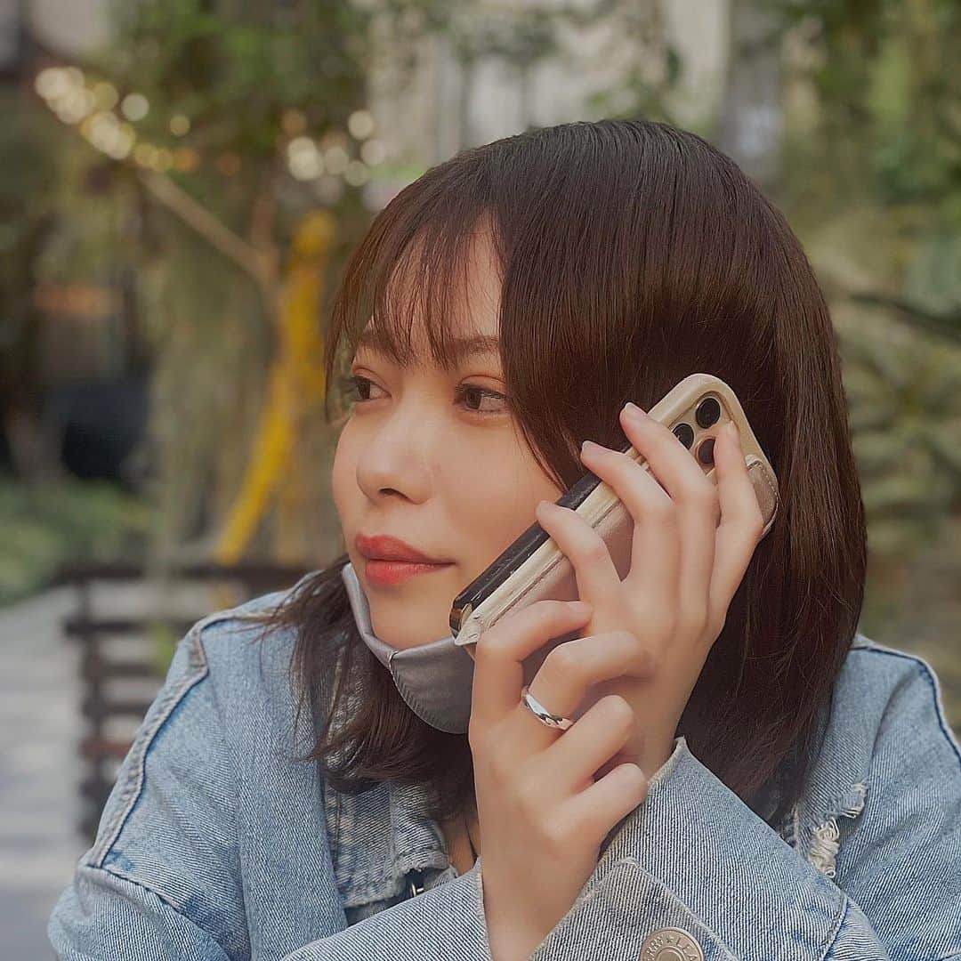 竹本萌瑛子のインスタグラム：「スマホケースがボロボロなのはさておき。  「LINEMO」のプランを契約して1ヶ月ほど経つので、感想。  ・ソフトバンク回線だから高速 ・スマホプラン基本料2,480円(税抜)/月(20GB)は安い ※通話料別。時間帯により速度制御の場合あり。 ・LINEアプリのトーク、通話、画像や動画の送受信がギガフリーで利用できてアツい（※一部対象外あり） ・契約がオンライン完結で細かい作業苦手な私にも簡単だった  eSIM対応してるので今のプランはそのまま、仕事用としてデュアルSIM利用するのもあり（私は今それで使い分けを試し中）  仕事でLINE多用する人にはオススメ。  最近、固定費下げるのにハマってるので、放置しがちなスマホプランも見直し中。安くなりますように。自分に合うプラン考えるの大事やね。  #気になるLINEMO #LINEMO #スマホキャリアはLINEMO #PR #だけどガチレビューだよ @linemo__official  あと、TWでキャンペーンやってるみたいなので、気になる人はチェケラ！キャンペーン詳細はLINEMOのTW公式アカウント固定ツイートを見てみてネ。」
