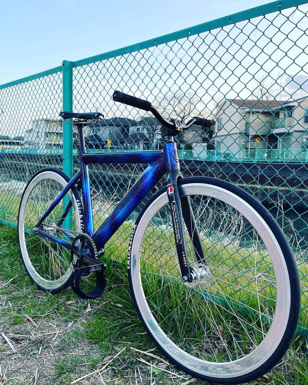 MACKA-CHINのインスタグラム：「まだまだ寒いけどピスト🚴🏽‍♂️ ゲソから半蔵門くらいまでは行っちゃいたい✨ @brotures_harajuku @leaderbike #fixedgear #fixed #leaderbikes #735 #ピスト #ピストバイク #fixbike」