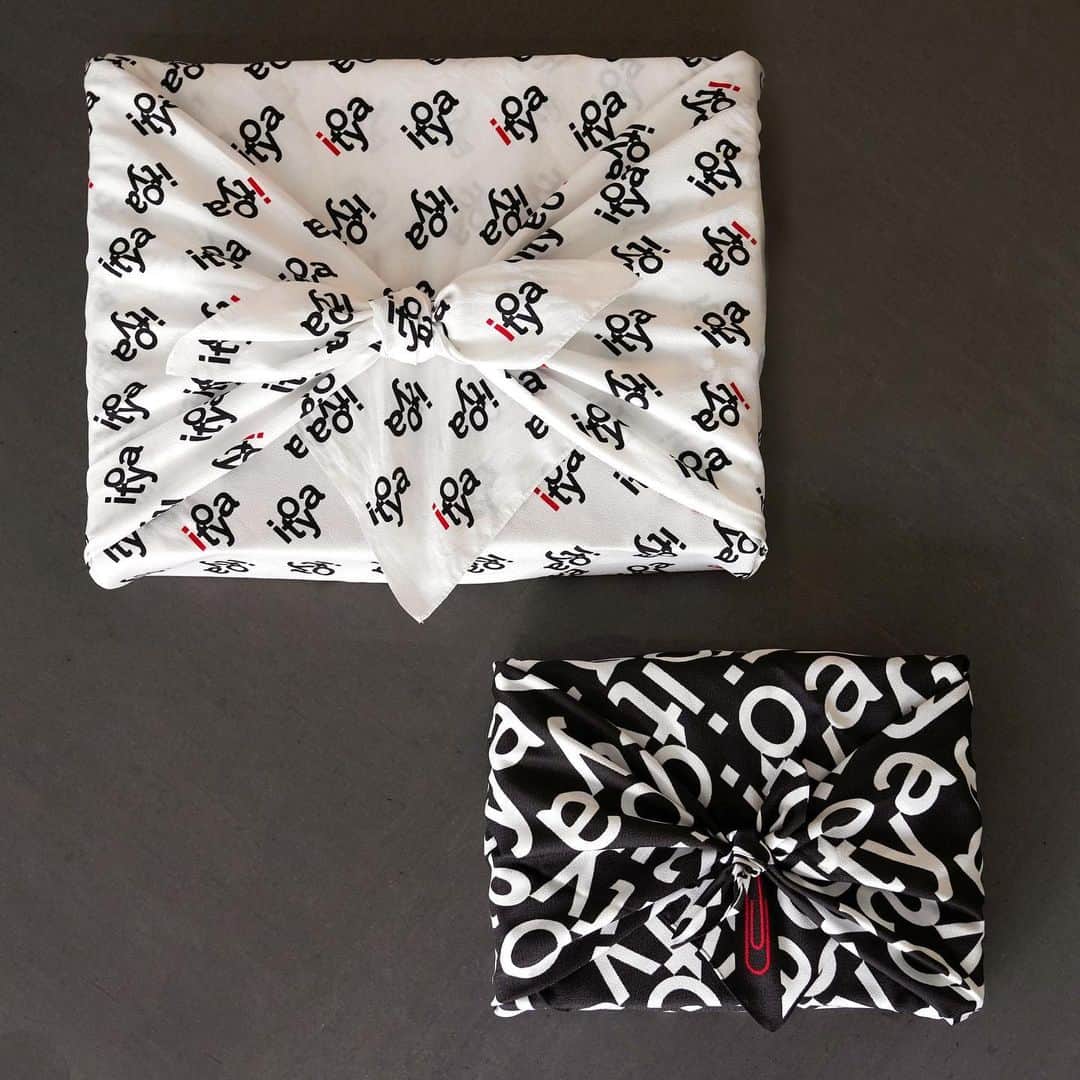 伊東屋さんのインスタグラム写真 - (伊東屋Instagram)「伊東屋オリジナルの風呂敷はロゴが入ったモダンなデザイン。 お着物でないときにも気軽に使って頂けます。 贈り物を包むときはもちろん、普段のお買い物にもおすすめです。  Froshiki Japanese wrapping cloth  #風呂敷の日#風呂敷#ふろしき#ふろしきの日#2月23日#エコバッグ#ecobag#reusablebag#shoppingbag#itoya#伊東屋#銀座#GINZA#銀座伊東屋#ginzaitoya#stationery#stationerylove#stationeryaddicts#文房具好き#furoshiki」2月23日 18時00分 - itoya_official