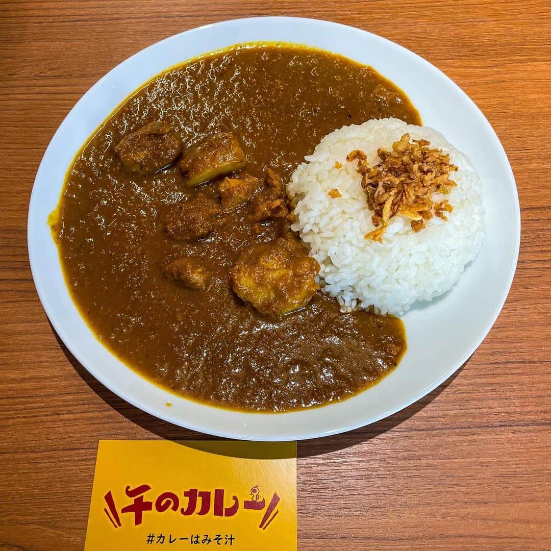 和田美枝のインスタグラム：「みんなでセンコウさんのカレーを食べに🍛  私も石原さんも、大盛りにしといてwもう一杯食べようとしたくらい、やみつきになる美味しさっ  クラフトジンジャーも💛👏🏻  #千のカレー #カレーはみそ汁 #カレー愛マジすげぇぇぇ #石原さんご馳走様でした🙏 #麻美ちゃん声かけてくれてありがとう」