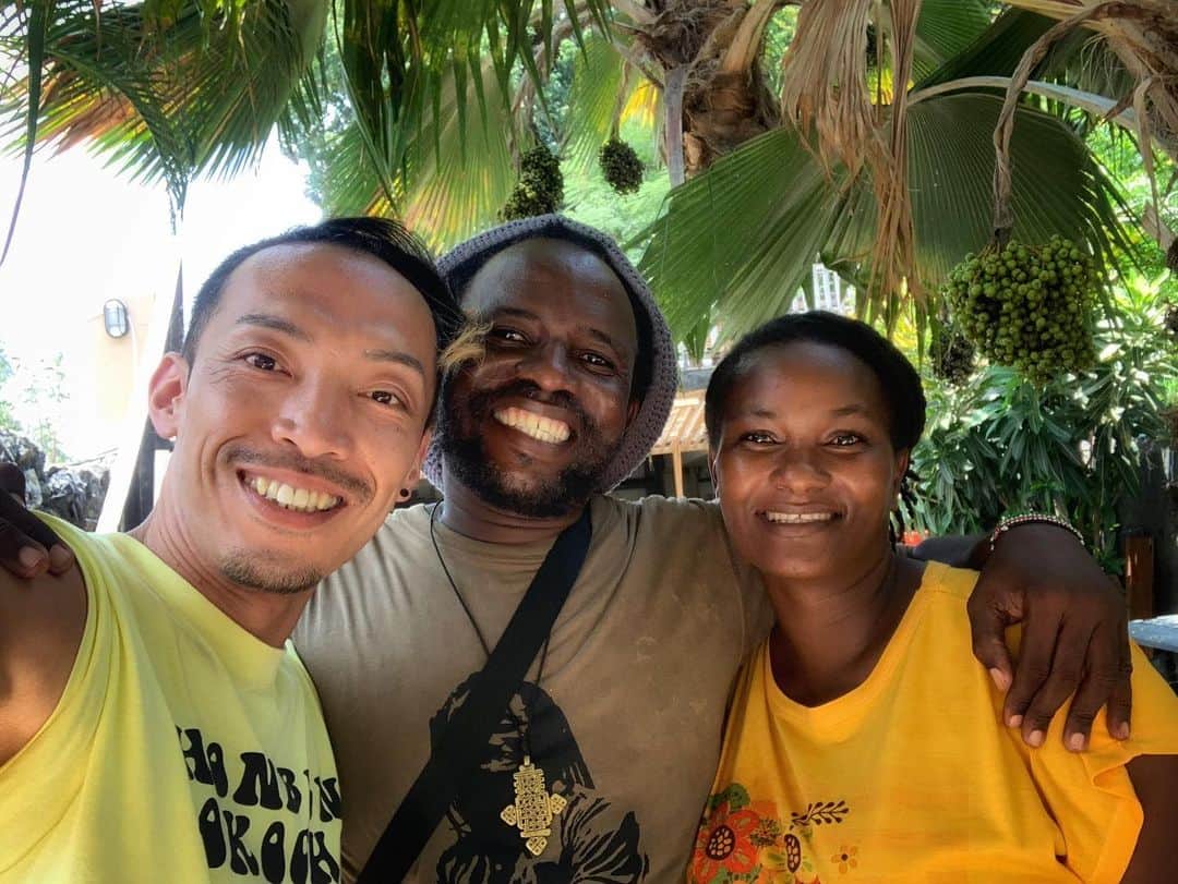 kwa MALOGOのインスタグラム：「【Bagamoyo】 .  ドドマのゴゴ民族の文化にどっぷり惹き込まれるきっかけになったのがここバガモヨ。 .  ここでザウォセ家のみんなに出会って、他にも彫刻、染色、音楽等さまざまなアーティストに出会えた場所。 .  今回たった2日間の滞在やったけど、かれこれ17年の付き合いの彼らとお互い元気に顔を合わせて時間を共に出来たこと。 「これが何よりの幸せやな〜✨」と話してました。 .  それぞいろんな壁にぶつかりながらも走り続けてる。 もちろんこれからも🐾↗️ ありがとー‼️ Tuko pamoja🌞🌻 .  ①右側:プルーデ。今はアートの手を止めて②の幼稚園の設立後、今は小学校設立に奔走中。 　真ん中:ジコマン。タンザニアを代表する大御所レゲエシンガー。 ③バガモヨ芸術学校(TaSuBA)の正門 ④バガモヨ旧市街地 ⑤ザンジバルのフェスにも出演してたZawose reunionのペンド ⑥ママペンド(ペンドのおかん) ⑦バガモヨに来たら絶対食べる自家製ヨーグルト .  #旧友  #バガモヨ  #タンザニア  #イロのある生活  #kwamalogo  #rafiki #bagamoyo #tanzania」