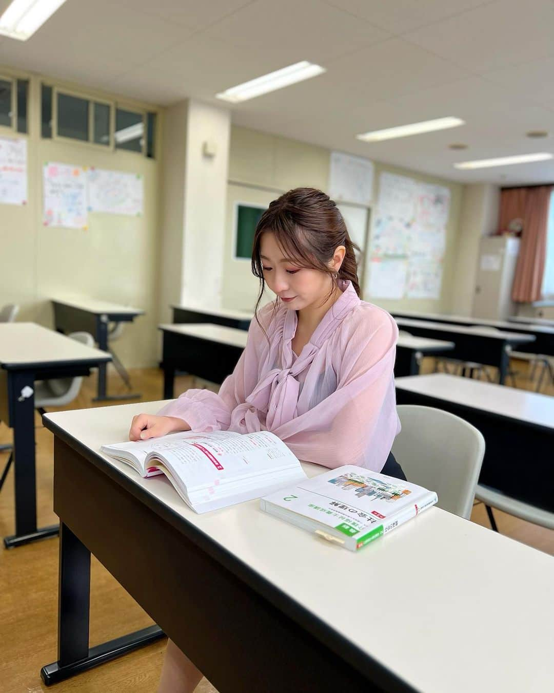 新矢皐月のインスタグラム：「学校におじゃま🙋‍♀️ ⁡ 京葉介護福祉専門学校 @dot_campuspress  ⁡ にてモデルさせていただきました☺️✨ ⁡ 専門学校の中身って見たことなかったから 楽しかったよー！！ ⁡ 校長室にも入らせていただきました🤭 ⁡ アカウント見に行ったら私がいるので いいね&フォローお願いします！ ⁡ ⁡ 現在2023年度の入学生募集していて ⁡ 介護福祉士の資格が取れて 高卒以上であれば何歳からでも通えるということなので 是非興味ある方問合せてみてね！💖 ⁡ 資格取りたい身の周りの人にも是非広めて！！ ⁡ ⁡ ⁡ 就職先も学校の運営元のドットライングループがあるので心強いと思います☺️ ⁡ ⁡ 実は去年からドットラインさん（ @dotline_group ）と お仕事をさせていただいているのですが どこの事業所行ってもほんといい人しかいない！（介護、医療、福祉、保育など） あとね、施設がどこもめちゃ綺麗！！ ⁡ 入居者さんからしたらめちゃくちゃ嬉しいポイントだと思う。 働いてる側も職場が綺麗って大事だよね！ ⁡ ⁡ ⁡ 私のお母さんも介護職なので 個人的にとても興味深い分野☺️ ⁡ ⁡ ⁡ ⁡ #京葉介護福祉専門学校 #dot学園  #ドットライン #介護福祉士 #資格取得 #習い事 #勉強 #介護 #介護福祉士国家試験 #将来が不安  #여자 #다리 #허벅지 #japanesegirl #絲襪  #学校 #専門学校」