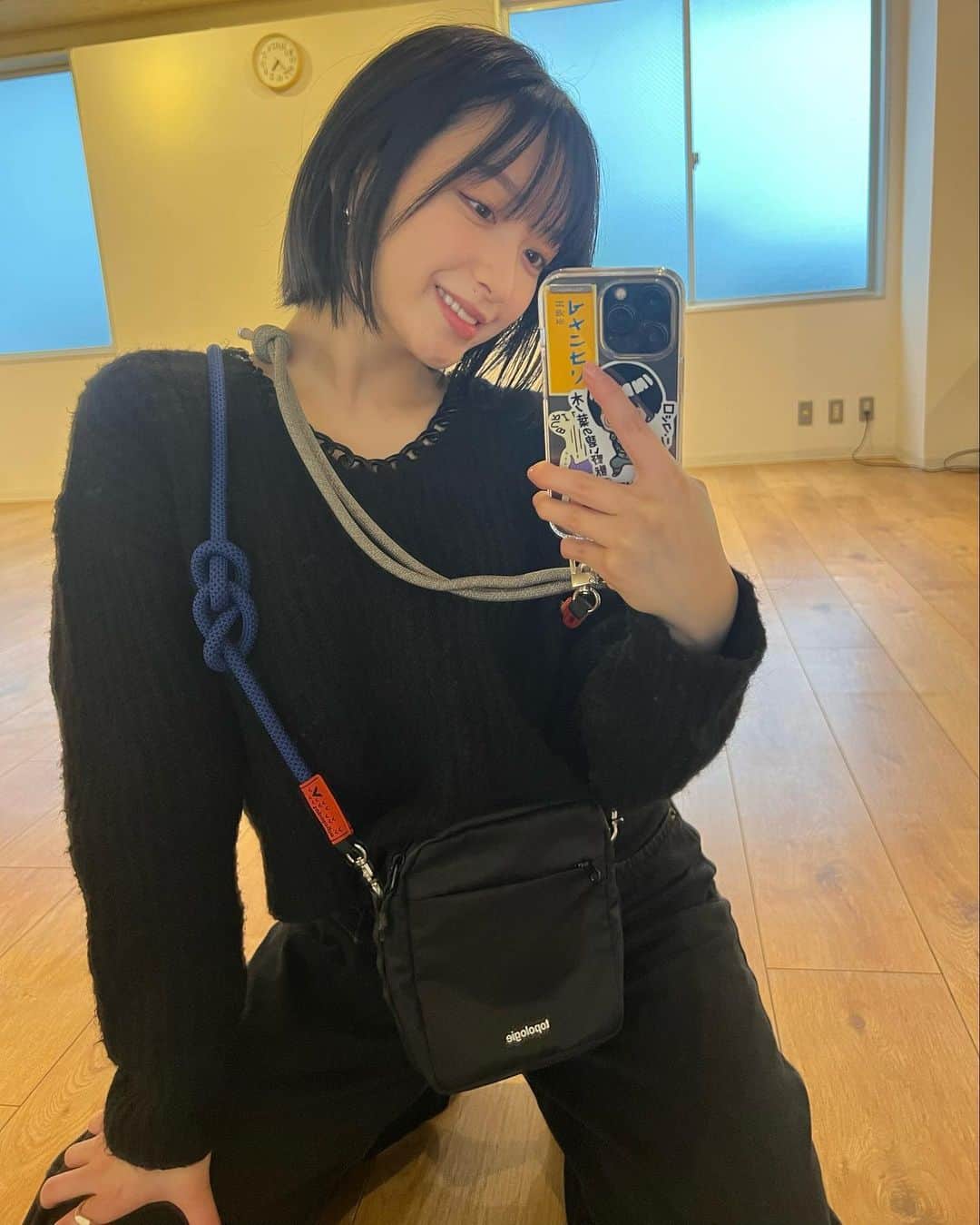 のインスタグラム：「首から携帯ぶら下げてるの かわいい  @topologie.jp」