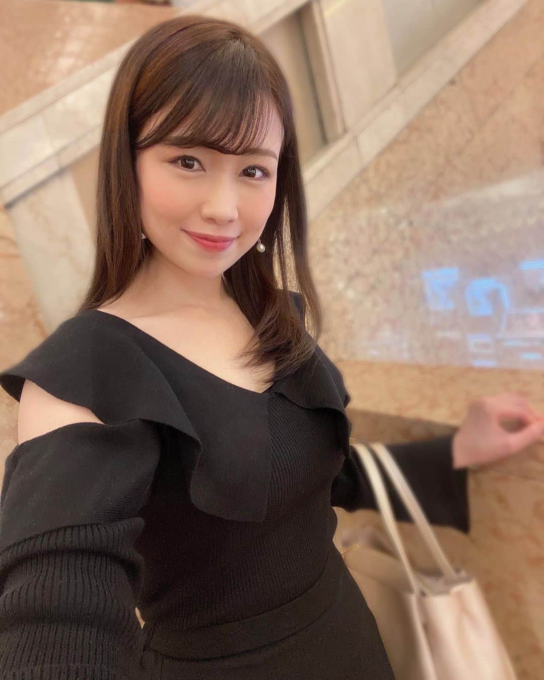 道岡桃子のインスタグラム：「おでかけ✨  いつもより、  大人っぽくしてみました💄  どうですかね…🥹  行ってきまーす♪  #アナウンサー #アナウンサー衣装 #アナウンサーコーデ #タイトスカート #ピアス #衣裳 #zakkasarai #軽量バッグ #大容量バッグ #デイリーバッグ #レディースバッグ #トートバッグコーデ PR @sarai201701 #bag #ootd #ootdfashion #instagramjapan #instafashion #instagood #160cmコーデ」