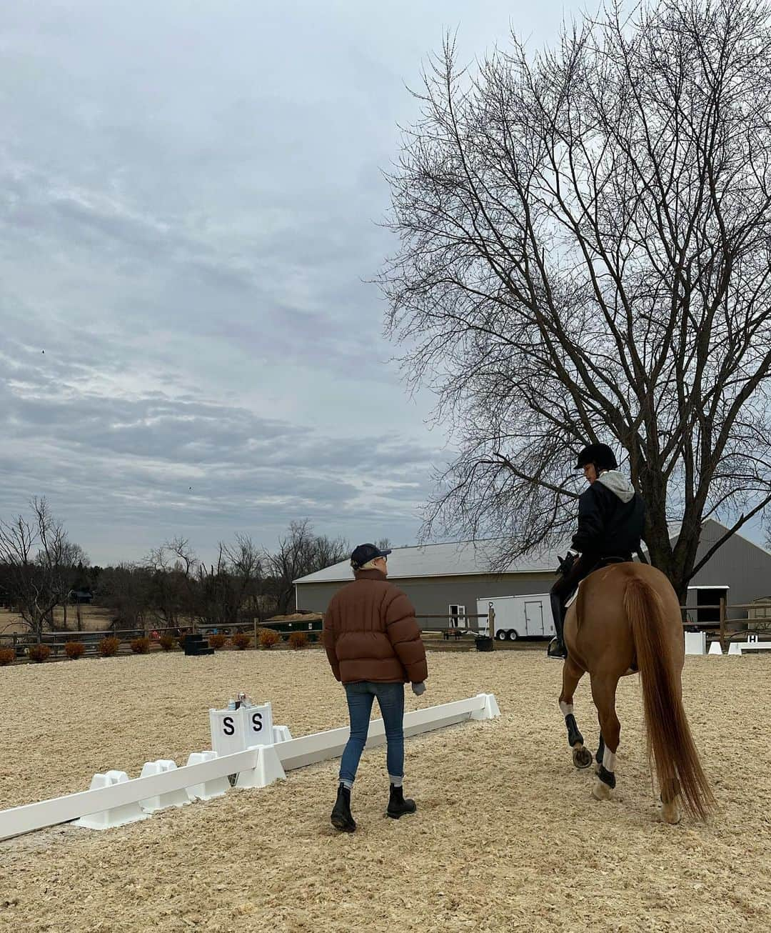 ヨランダ・ハディッドさんのインスタグラム写真 - (ヨランダ・ハディッドInstagram)「❤️Living life, present and in the moment…. After my 10 month social media detox i am trying to figure out a healthy way of connecting with my online community without making it a daily thing because posting and engaging in social media can take up too many hours of my day. Maybe its the escape of the everyday struggles we all face but it also makes you disassociate from real life connections, missing out on real time conversations and blessings. I don’t know the answers but i do see the red flags, it seems like crack cocaine for the brain and the addiction is real…. I believe that there is a lot of mental health issues attached to it as well, sensory overload of the nervous system and feelings of not being good enough in comparison to others. Steve Jobs did not give a iphone to his own kids for a very good reason…  Only In time will we learn the consequences of phone and social media addictions, in the mean time try to stay present, enjoy your family time, have a cup of coffee with a friend, put your phone away when you are with young children, make those around you feel worthy of your time and attention so together we can see all the beauty life has to offer….」2月23日 9時38分 - yolanda.hadid