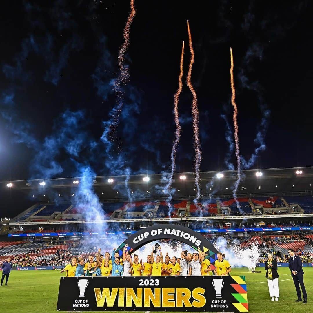 タメカ・バットのインスタグラム：「What a way to start 2023! 🏆  So happy to be back from injury and back with the Tillies @matildas 💛💚 Proud of everything this team is about! 👊🏽」