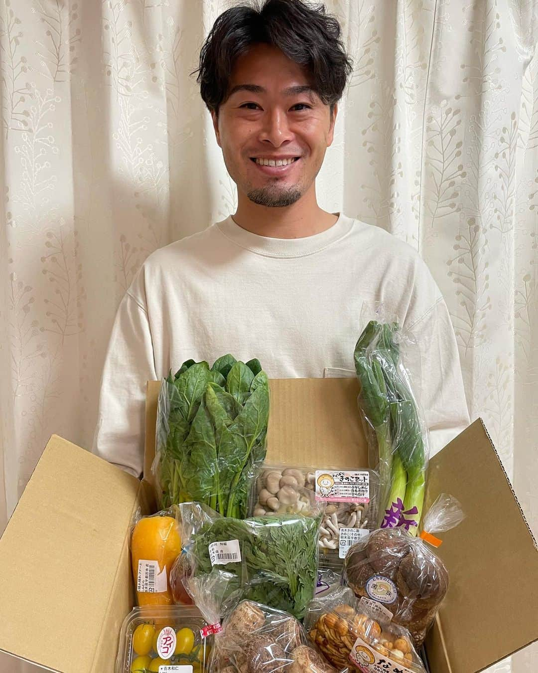 富山貴光のインスタグラム：「栃木県から沢山の旬の野菜と、宇都宮市新里地区の伝統的な曲がりねぎ「新里ねぎ」を使った、ドレッシングセットが届きました。いつもありがとうございます🙇‍♂️ こちら購入出来ますので皆様も是非(^^) https://www.tochigift.com/view/item/000000000449  https://www.tochigift.com/view/item/000000000452  #とちぎ未来大使 #栃木県 #栃木県提供 #PR #とちぎ名物 #名産品 #野菜 #旬 #新里ねぎ #ドレッシング #ディップソース」