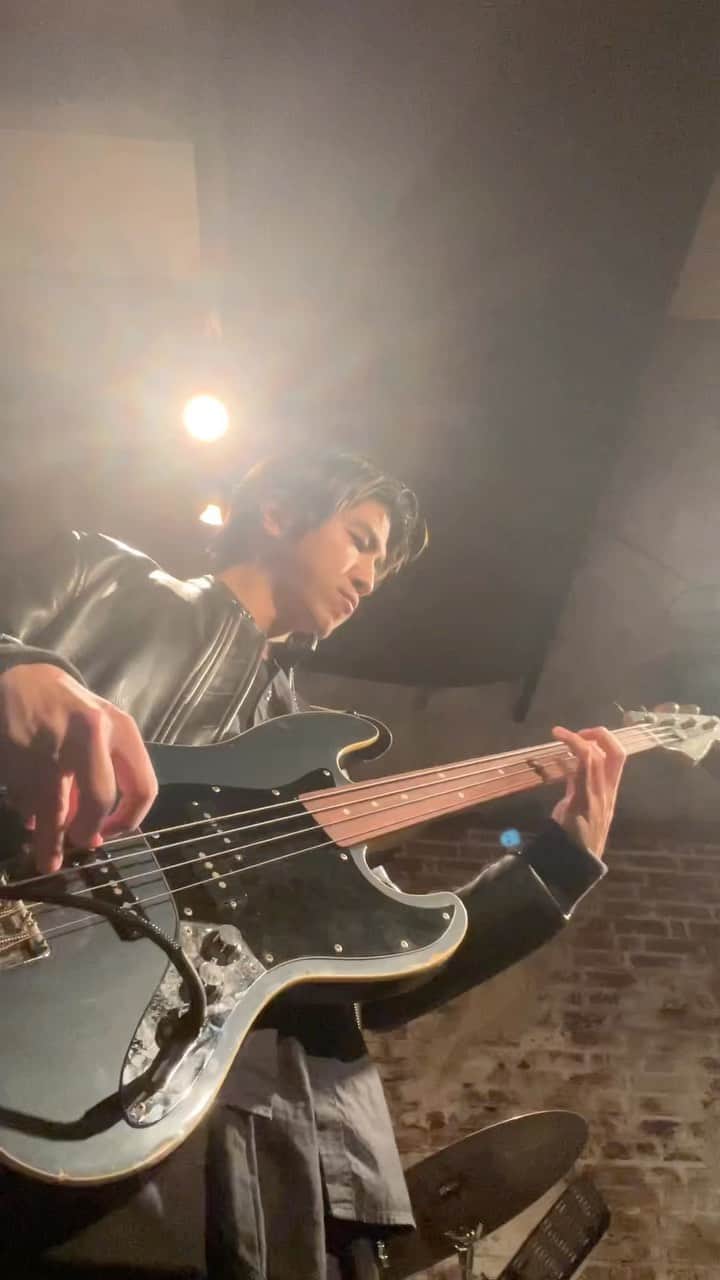 のインスタグラム：「Meanwhile... Fretless × chorus just messing around...😌🤌 #bass #bassplayer #fender #japan #jazzbass #pjbass #improvisation #soundcheck #practice #jaco #tone #fretlessbass #musicianlife #bajo #bajista #ベース #ベーシスト」