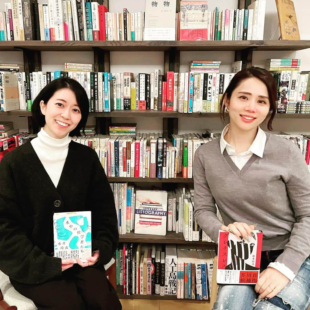 鈴木涼美さんのインスタグラム写真 - (鈴木涼美Instagram)「ポルノ現場と鎌倉が出てくる『グレイスレス』これ、聖と俗の対照的な世界を行き来する話じゃないですよね？と永井さんが気づいてくださったのが劇的に嬉しかったです！ 永井玲衣さん『水中の哲学者たち』は魔法のような文体の中で浮かび上がり続ける問いこそ生きることだと教えてくれる素敵な本でした。アーカイブ動画は、コトゴトブックスのサイトから購入可能。それぞれサイン本も買えます。https://cotogotobooks.stores.jp/items/63d338a639da5f5e0ab1a87f #cotogotobooks #永井玲衣 #水中の哲学者たち　#グレイスレス」2月23日 10時34分 - suzumisuzuki