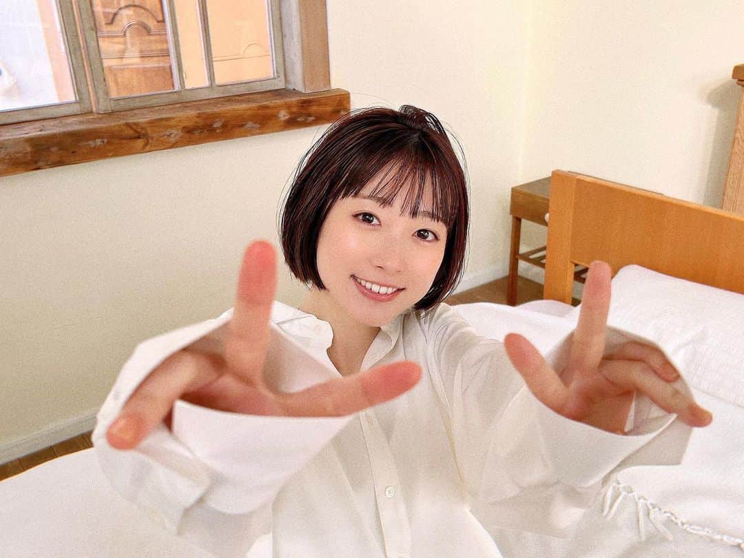 のインスタグラム：「. カレンダー、2023年も出るよ🐰  Twitterでは既にお知らせしましたが 発売を記念したイベントも開催されます。  2023年3月25日(土) 1部15:00〜／2部17:00〜  チケットは、 2月23日(木)21:00～ 先着販売  イベントの詳細や カレンダー自体のご購入については 河内美里オフィシャルサイトにて チェックしてみてください。  (プロフィールに オフィシャルサイトのリンクあります◎)  皆様とお会いできるのを楽しみにしています🌱  . #写真は撮影時のオフショット  #朝一番のカット #とにかく眠かった #たぶん半分寝てたと思う .  .  .」